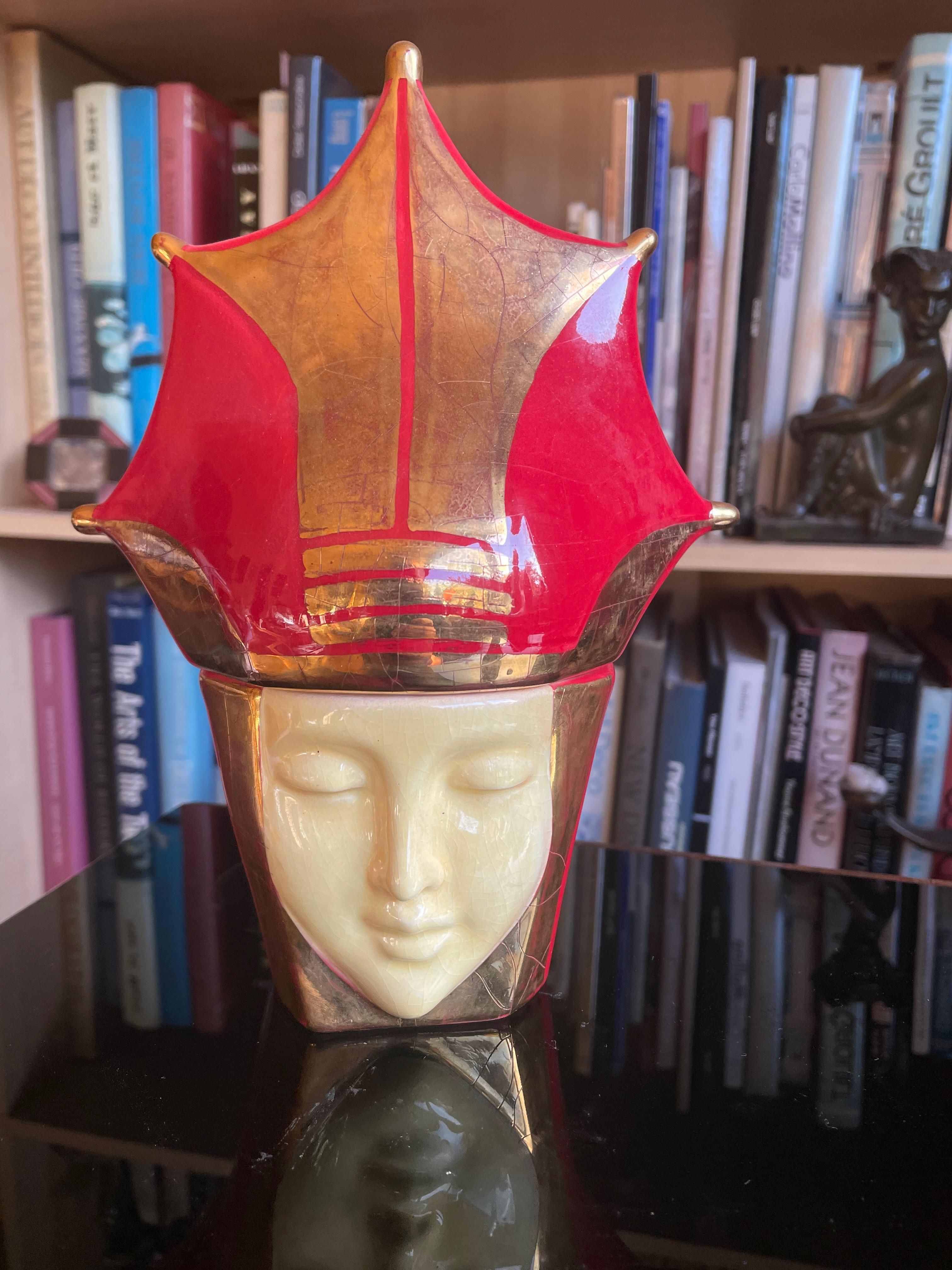 Rare Bonbonnière décorative en céramique de ROBJ, Paris, de la période 1925-1930. État d'origine, sans réparation ni restauration.
Couleurs vives et émail métallique doré. Femme avec couronne et lignes d'or. Cette figurine est magnifiquement