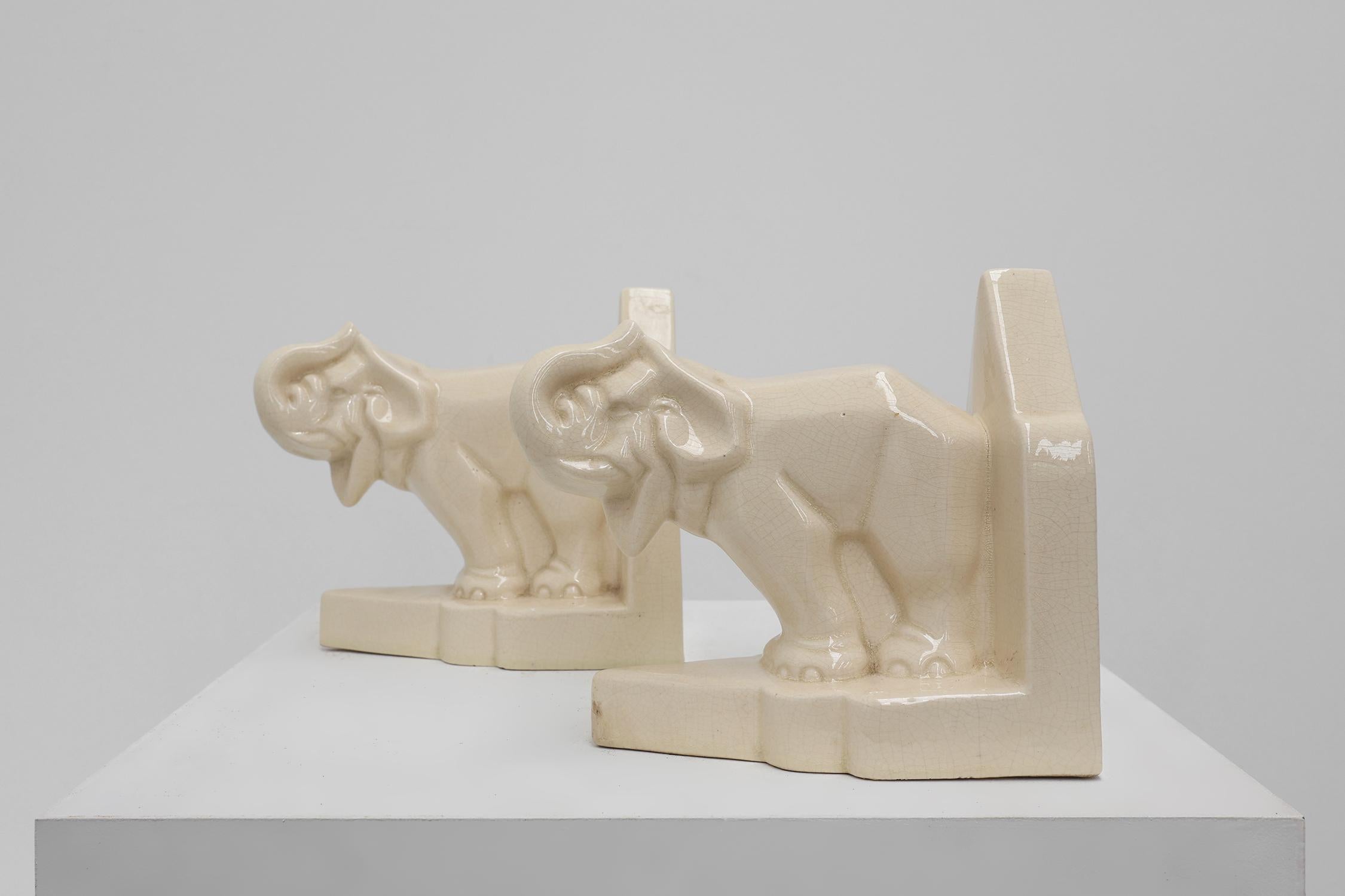 Serre-livres en céramique Art déco français à motif d'éléphant, années 1930 Bon état - En vente à Meulebeke, BE