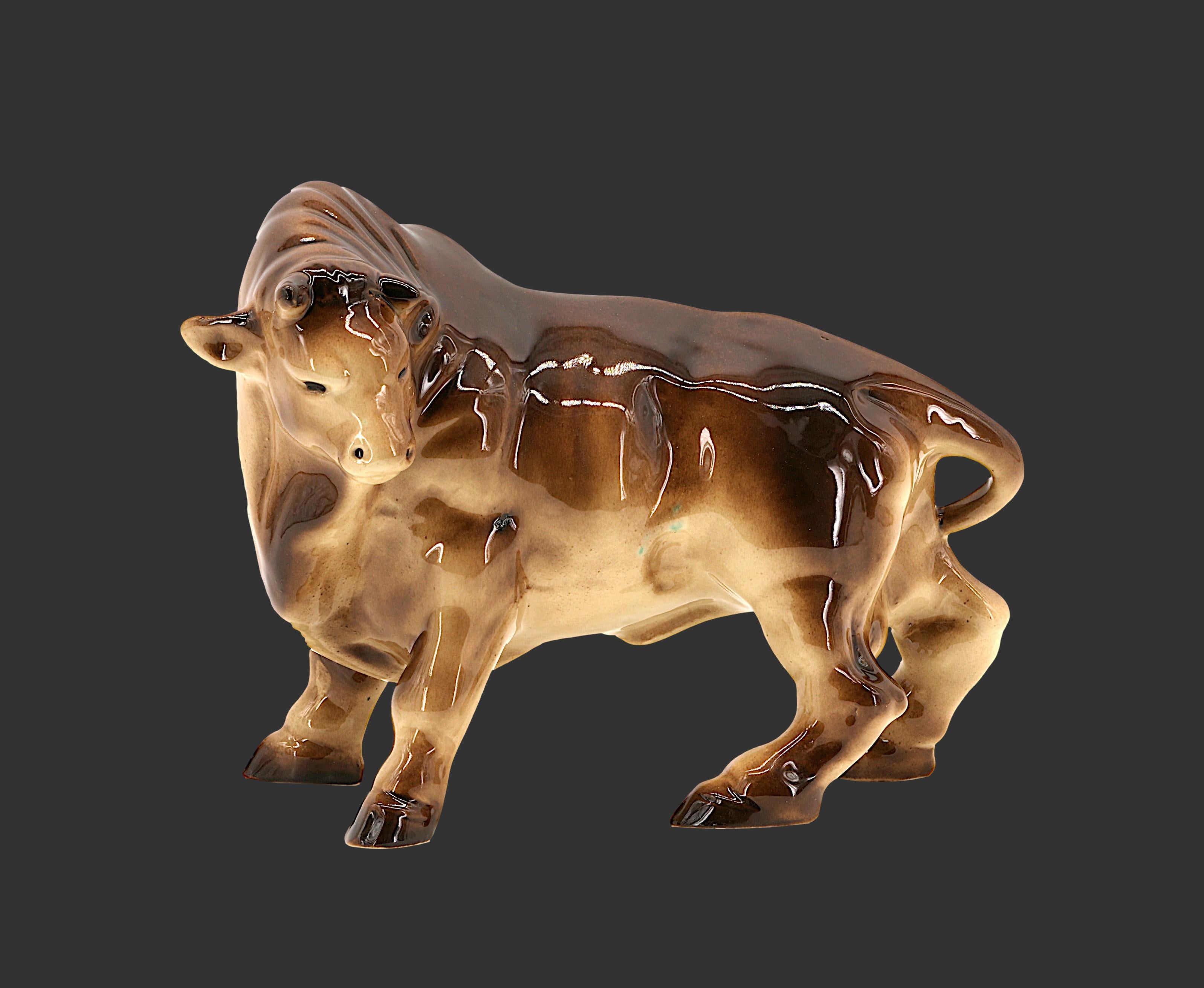 Toro francese in ceramica Art Deco
Francia, anni '30

Materiale: Ceramica
Dimensioni:
Larghezza: 12,6 pollici (32 cm)
Altezza: 9,4 pollici (23,8 cm)
Profondità: 17 cm (6,7 pollici)

Condizioni: Eccellente

Questa straordinaria scultura di toro in