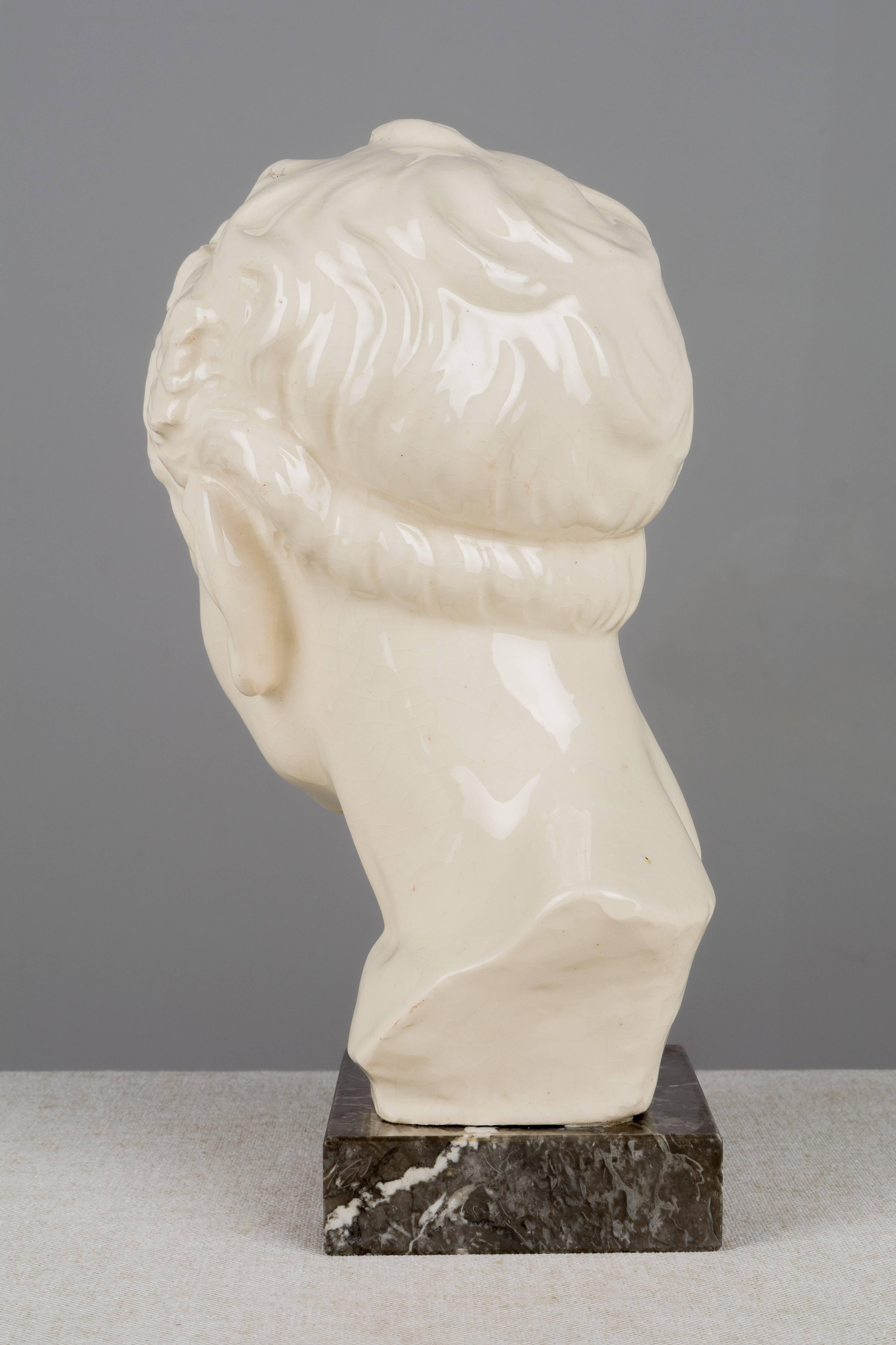 Französische Art-Déco-Keramikbüste eines jungen Fauns (20. Jahrhundert) im Angebot