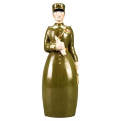 Bottiglia figurata in ceramica francese Art Deco Brigadier General di Robj Paris, anni '20