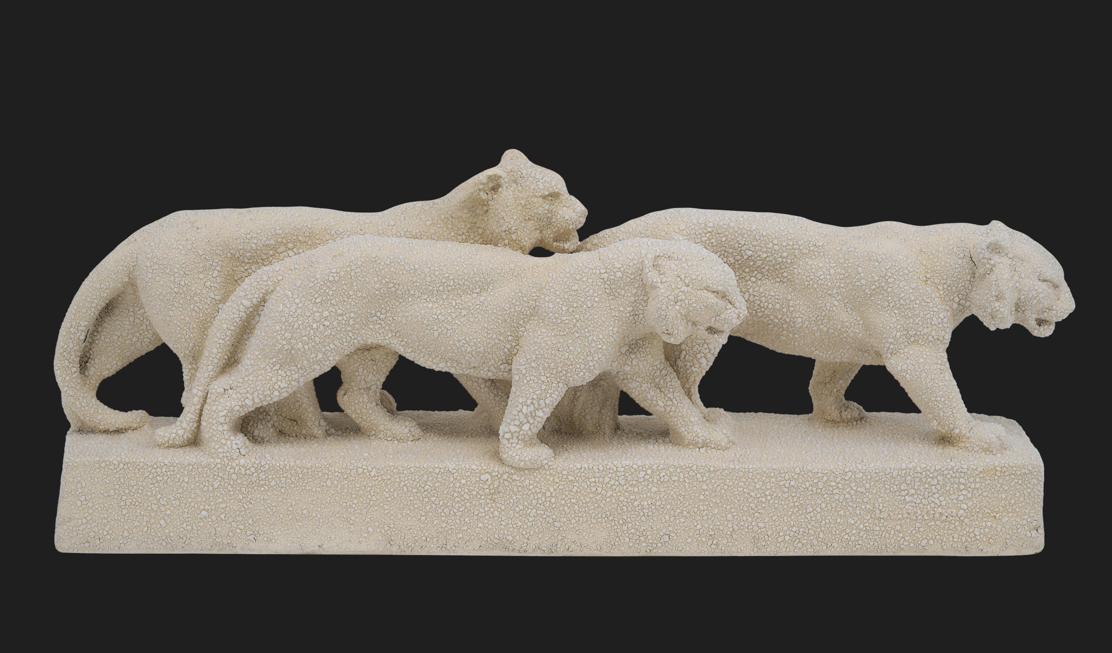 Französische Art-Déco-Keramikskulptur von Odette Berlot & Yvonne Mussier (Vierzon, 1927-1940), Frankreich, 1930er Jahre. Drei Tiger. Maße: Höhe: 21cm (8.3