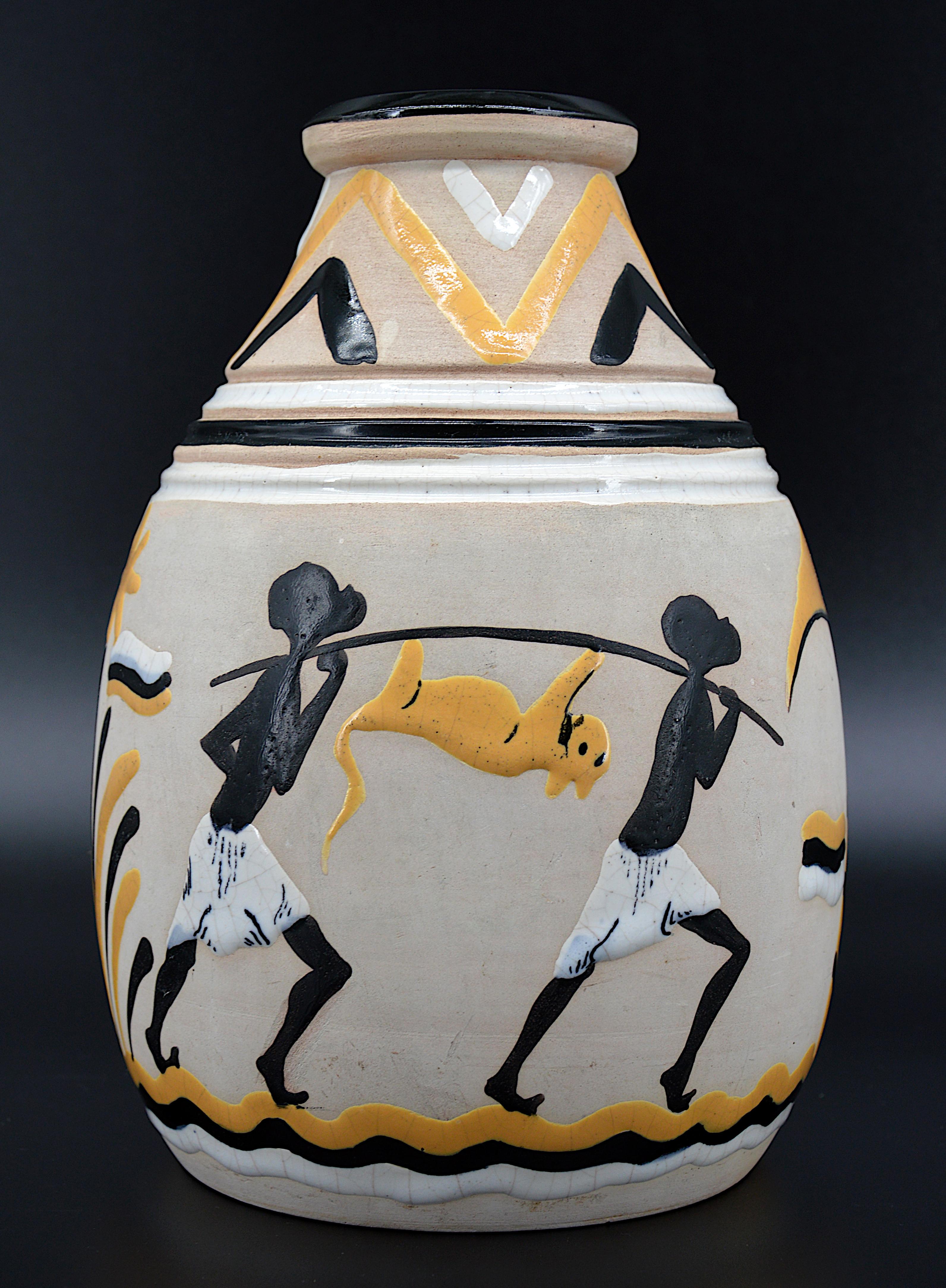 Vase en céramique Art déco, France, 1931. Vase en céramique fabriqué spécialement pour l'Exposition coloniale internationale de 1931 à Paris. La première fois que nous le voyons. Hauteur : 23,8 cm, diamètre : 17 cm. Marqué sous la base 