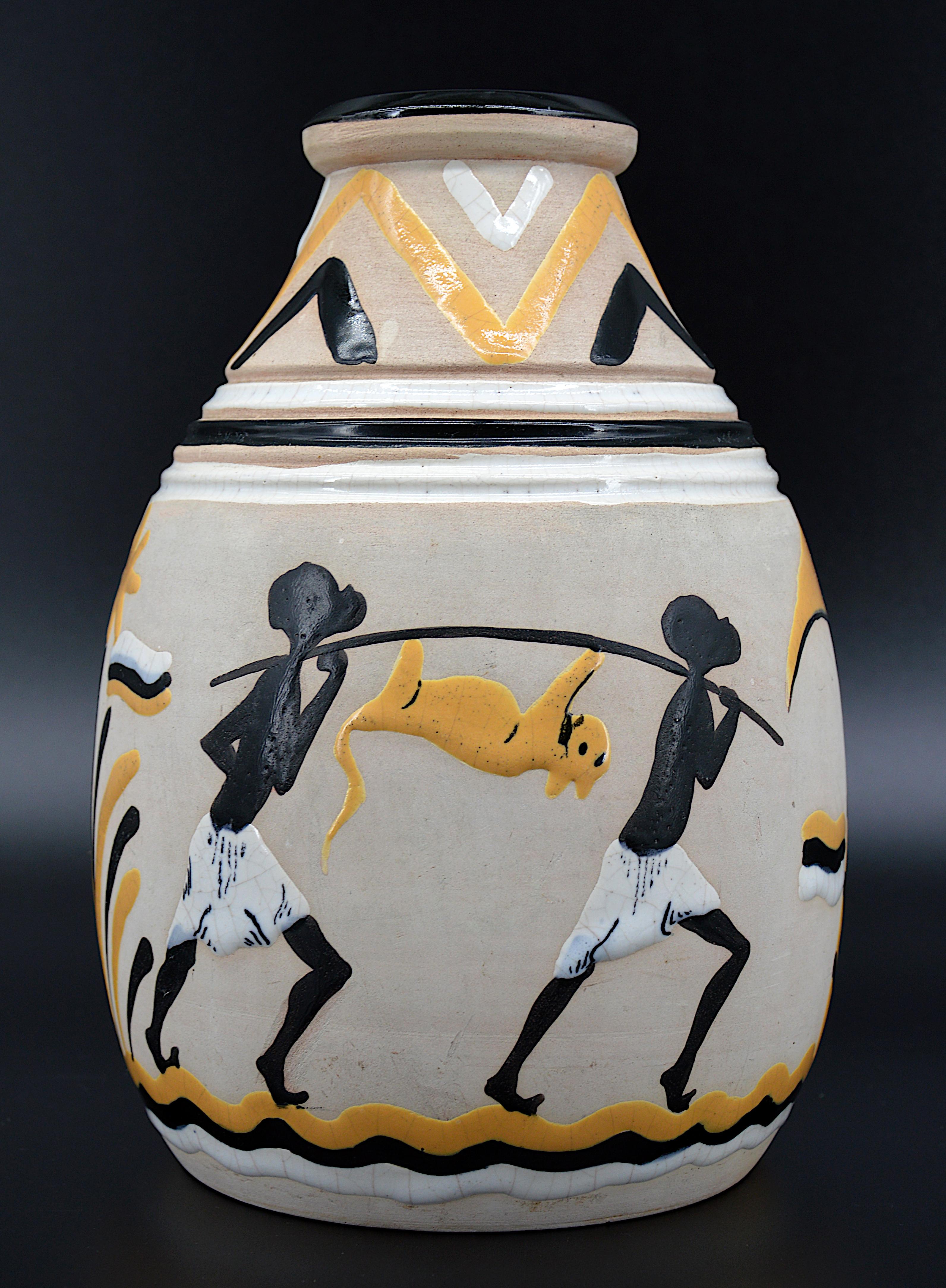 Jarrón francés de cerámica Art Déco, Francia, 1931. Jarrón de cerámica fabricado especialmente para la Exposición Colonial Internacional de París de 1931. La primera vez que lo vemos. Altura: 23,8 cm, Diámetro: 17 cm. Marcado bajo la base