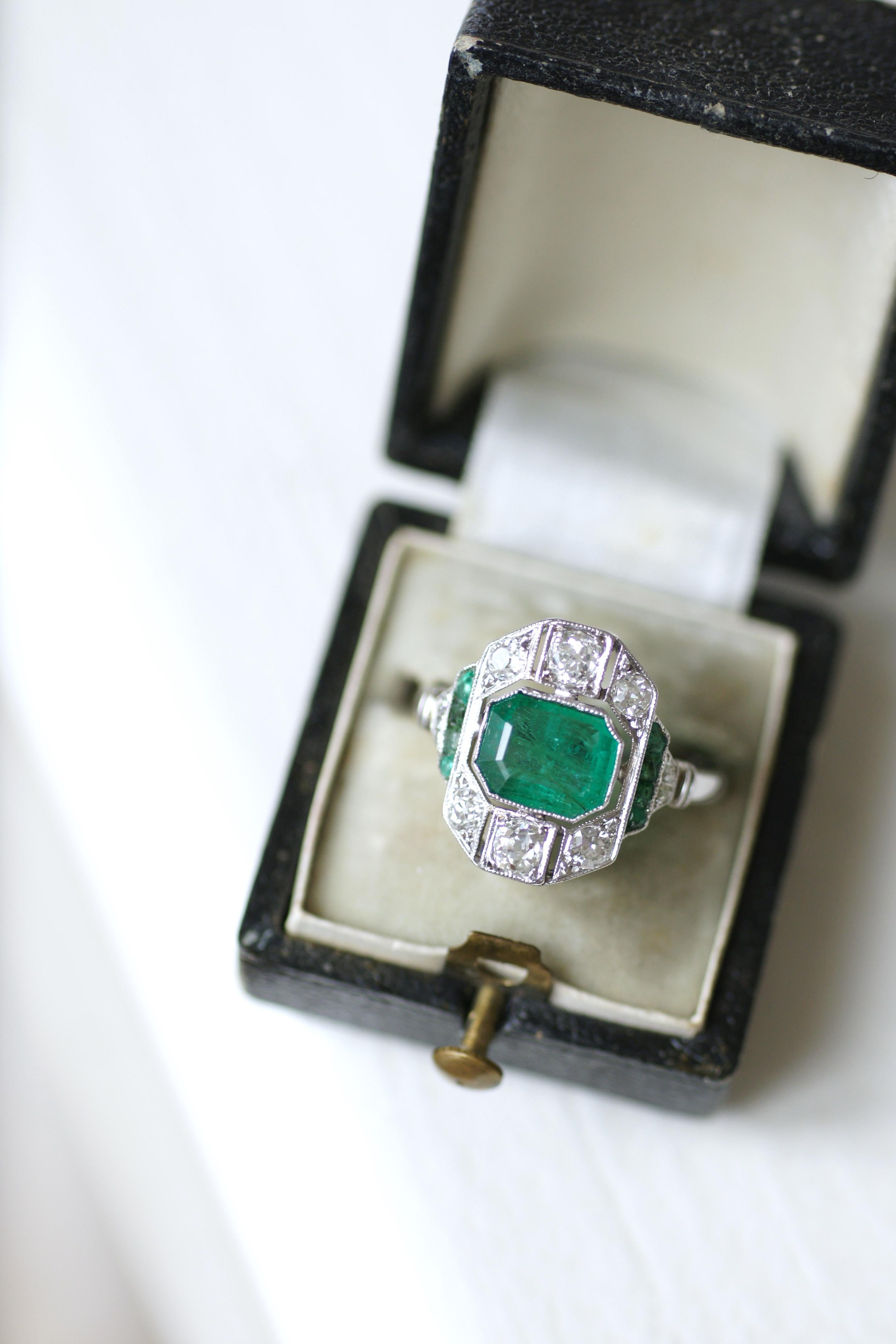 French Art Deco Certified 1, 30 Carat Emerald Ring on White Gold with Diamonds In Good Condition For Sale In PARIS, FR