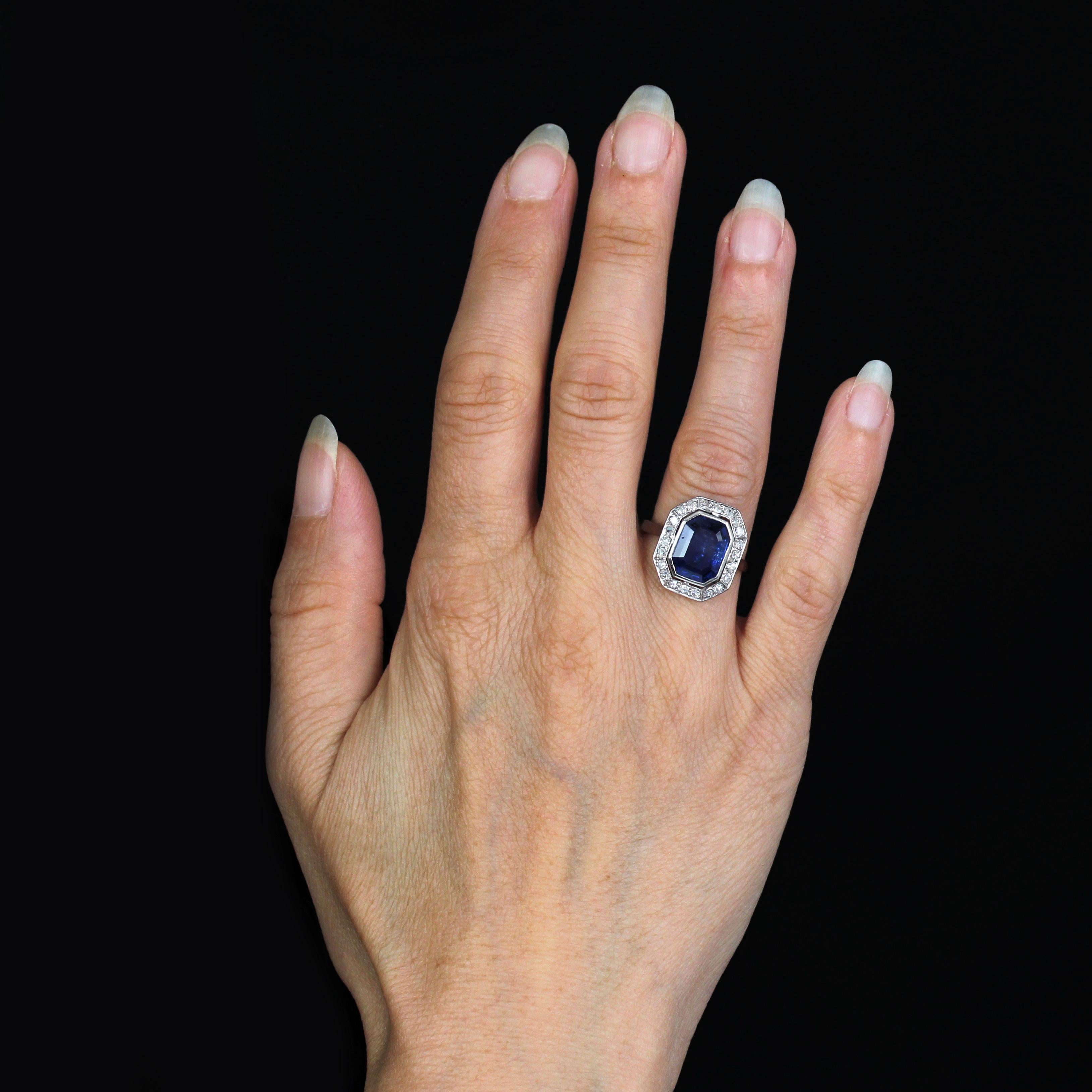 Ring in platinum, dog head hallmark.
Sublime Art Deco ring, it is closed set in the center, of a degree-cut sapphire surrounded, on a hexagonal mount, by 8/8- cut diamonds. The basket extra flat, is openworked with geometric designs.
Weight of the