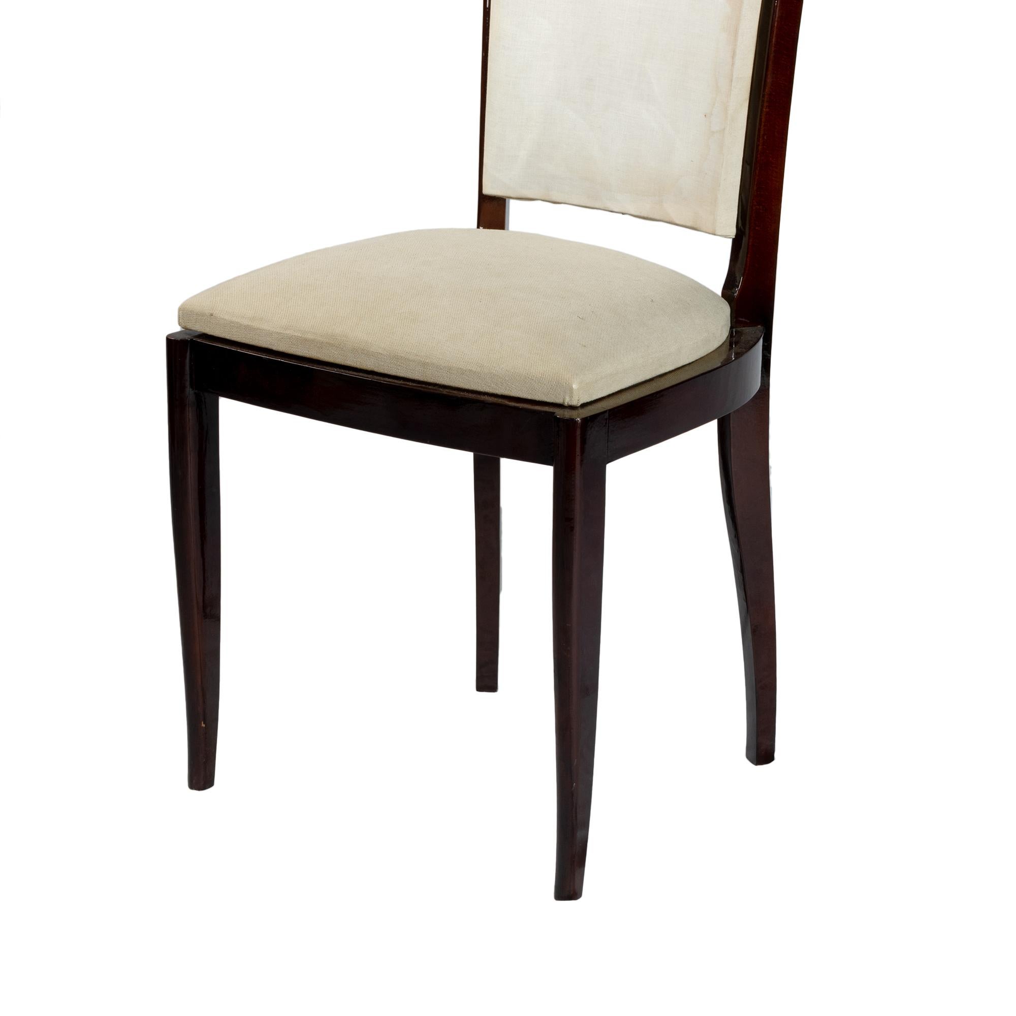 Sedia francese in stile Art Déco con schienali e sedili comodi e rimovibili per un facile rivestimento nello stile di Jules Leleu. 

Ha bisogno di un rivestimento finale. 