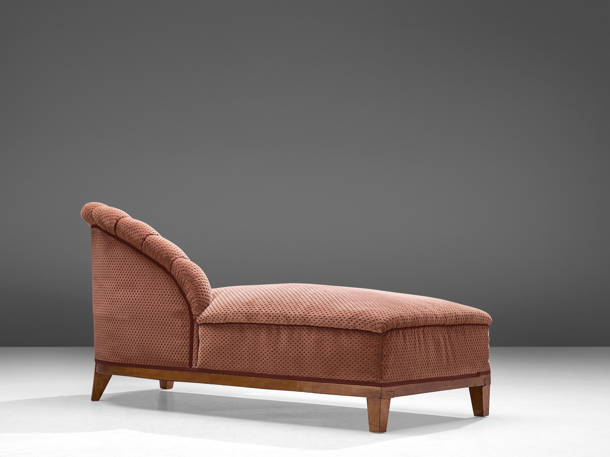 Chaise Longue, oak and fabric, France, 1940s

This freestanding daybed features an oak frame in combination with a textured upholstery in a light soft pink. The chaise longue has a classic, curved high board, finished with vertical lines and a