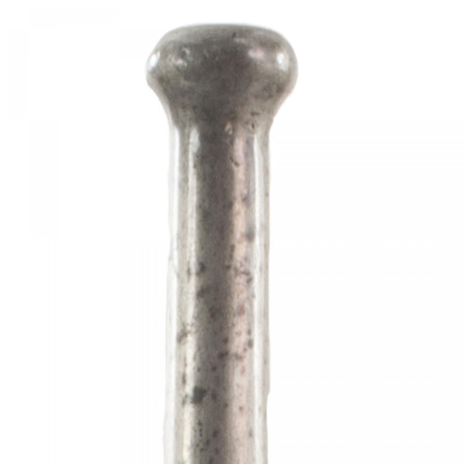 Vaso a bocciolo in peltro francese Art Decor con nervature decorative (Firmato: A.E. Chanal #363)