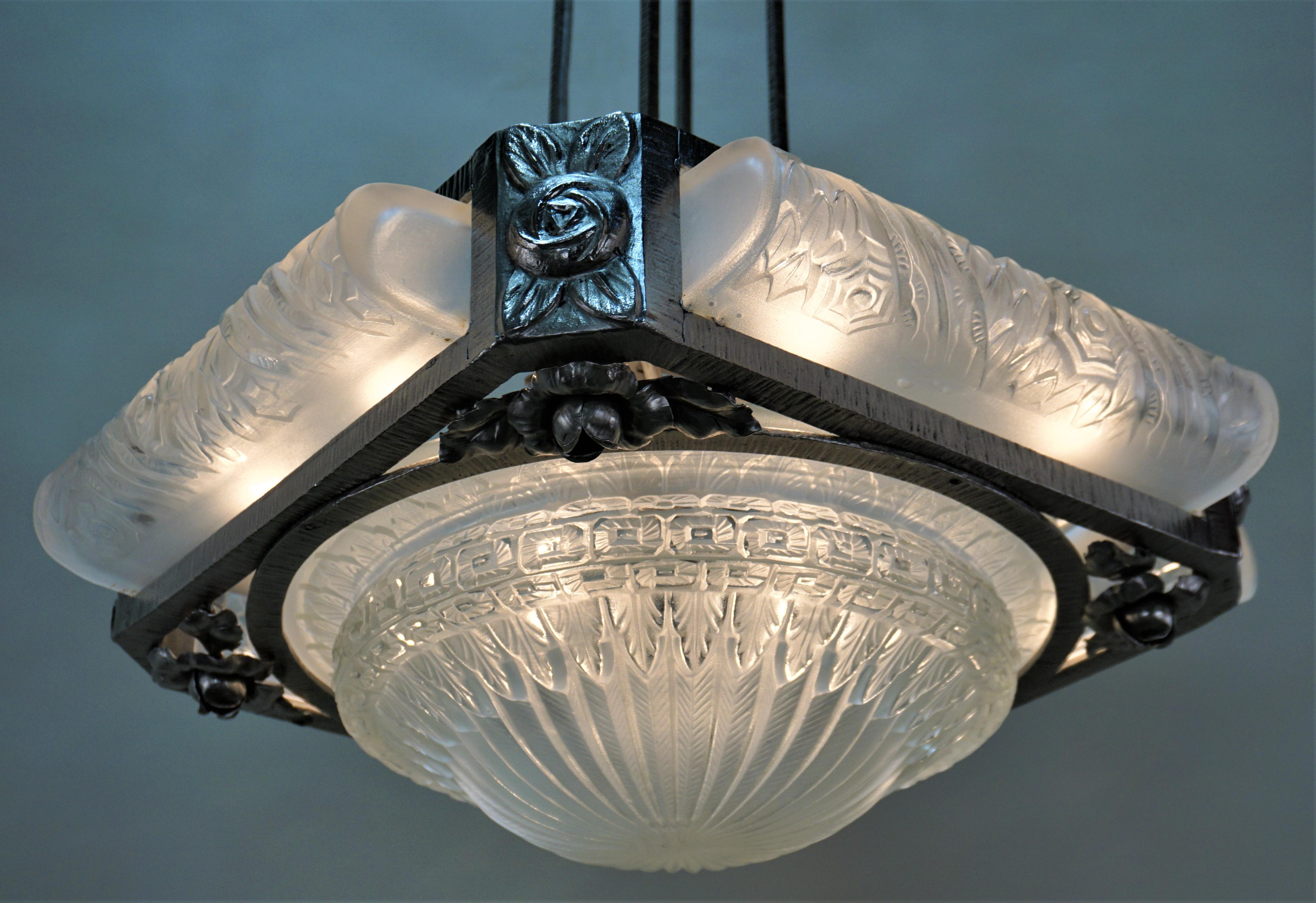 Fabulous Französisch Art Deco Glas mit handgefertigten Nickel-Platte Rahmen Kronleuchter. 
Insgesamt 16 Leuchten mit jeweils maximal 60 Watt.