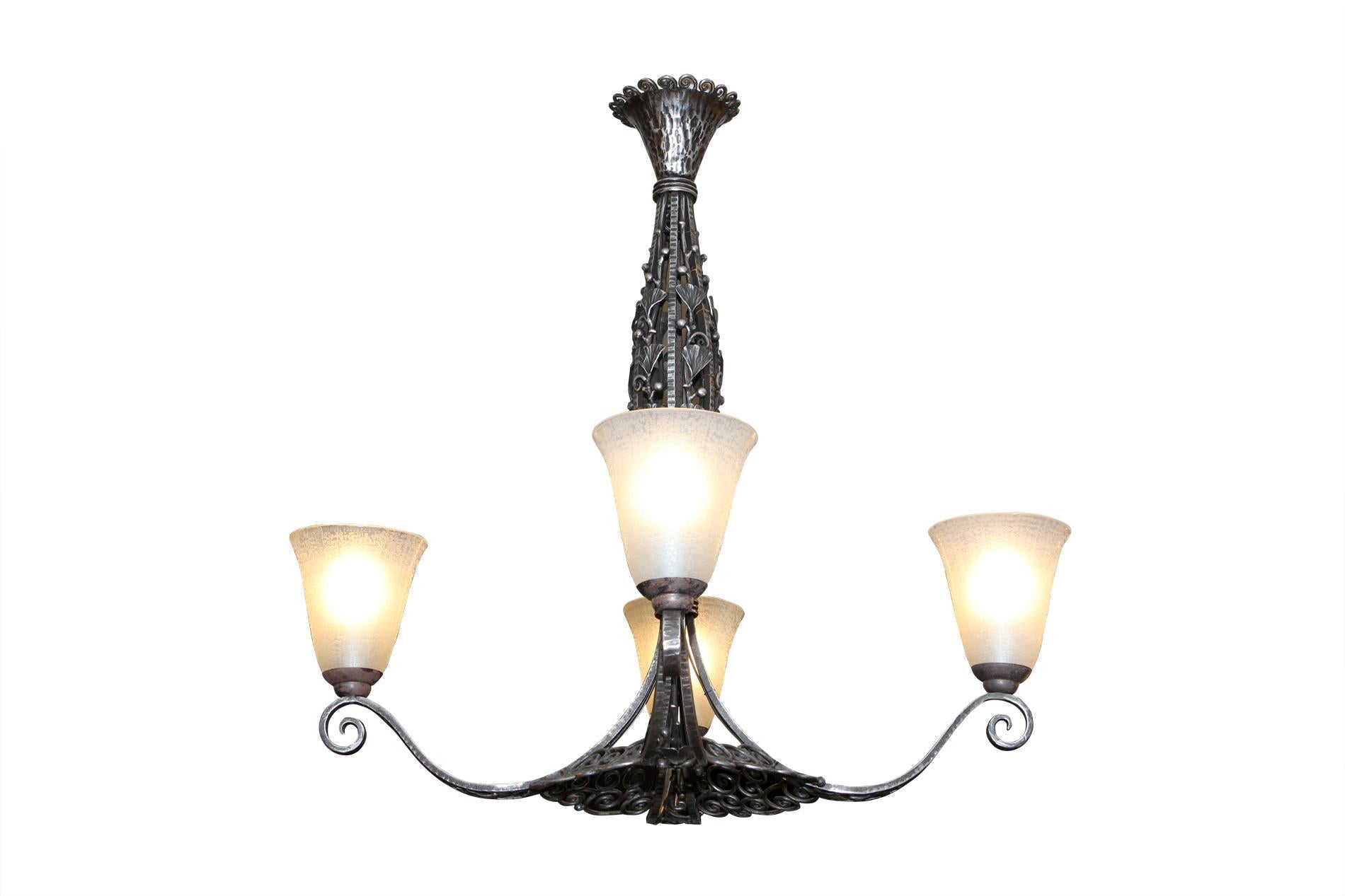 Original french art deco chandelier in wrought iron by Edgar Brandt with Daum tulip-shaped frosted glass. Iconic and emblematic model from the collaboration between Brandt's creations and Daum glass manufactory. 