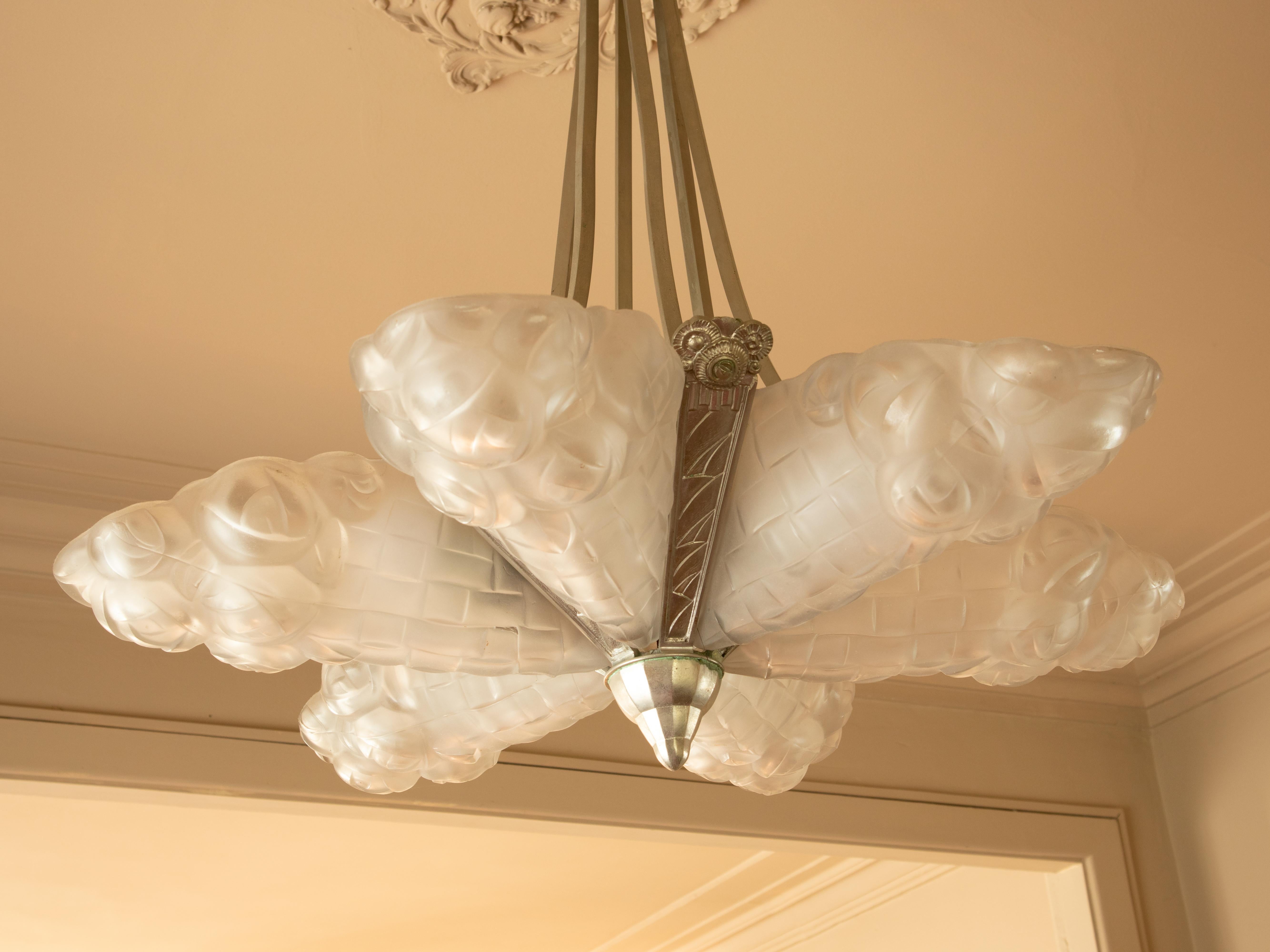 French Art Deco Chandelier by Degué, Frosted Glass, 1920s im Angebot 3