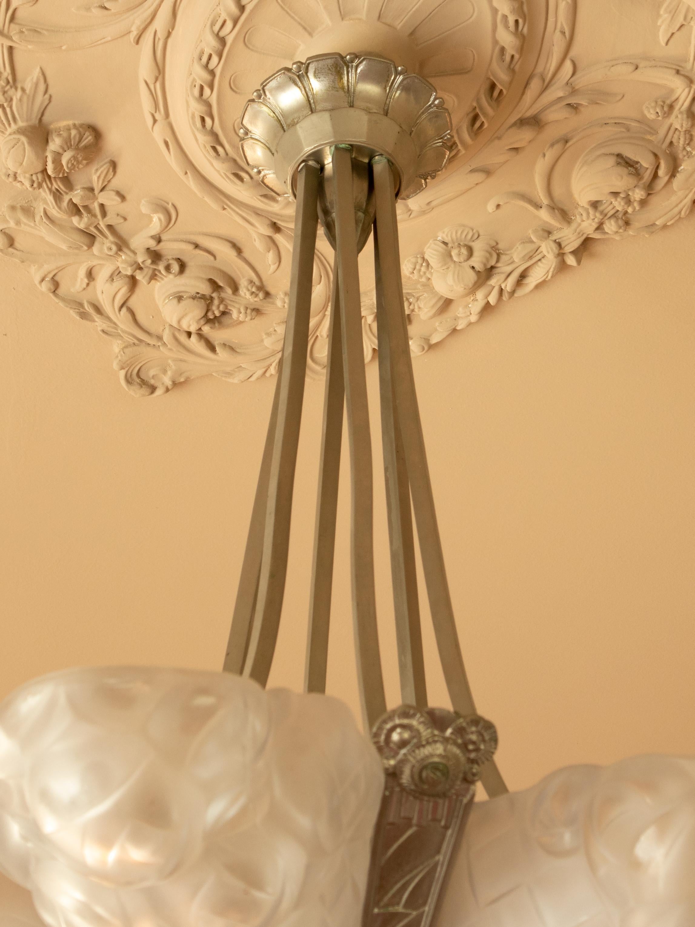 French Art Deco Chandelier by Degué, Frosted Glass, 1920s im Angebot 4