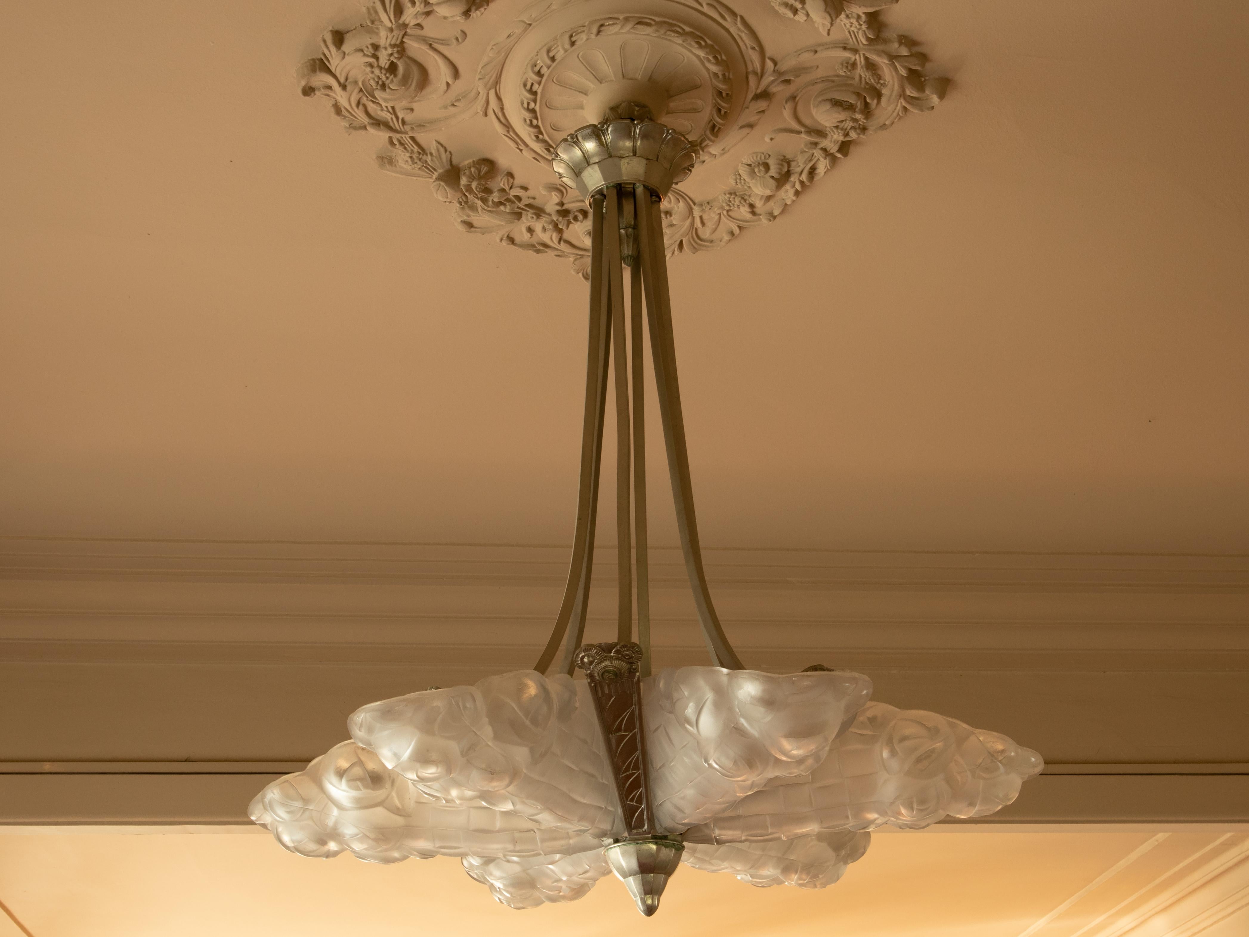 French Art Deco Chandelier by Degué, Frosted Glass, 1920s (Art déco) im Angebot