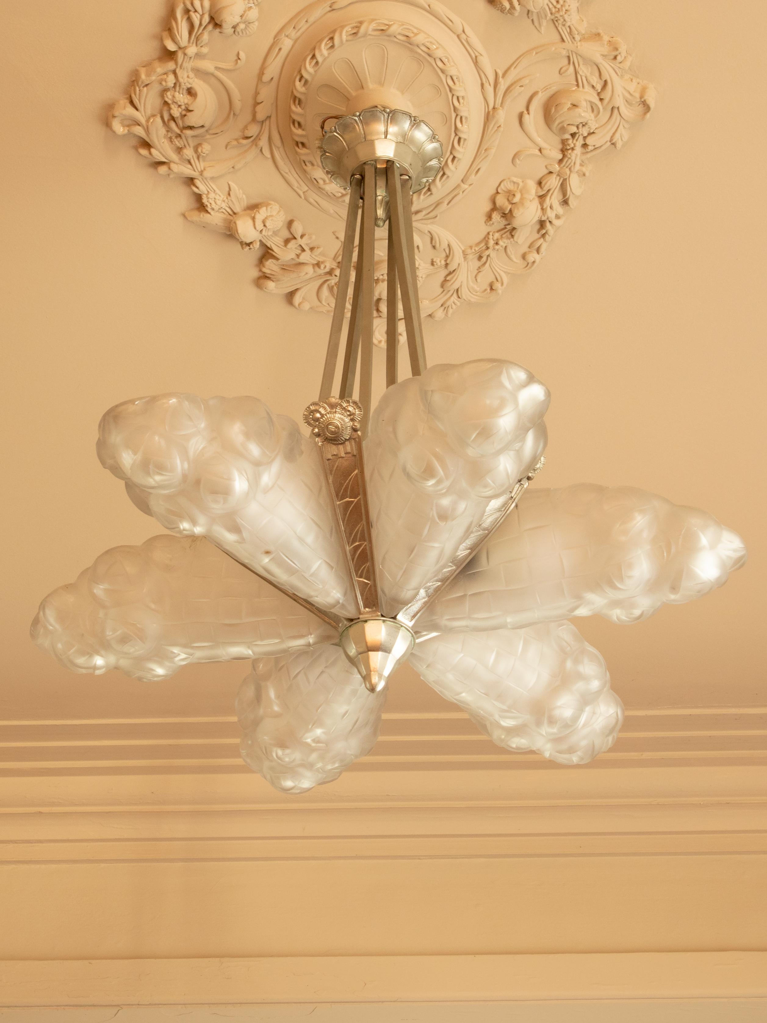 French Art Deco Chandelier by Degué, Frosted Glass, 1920s (Französisch) im Angebot