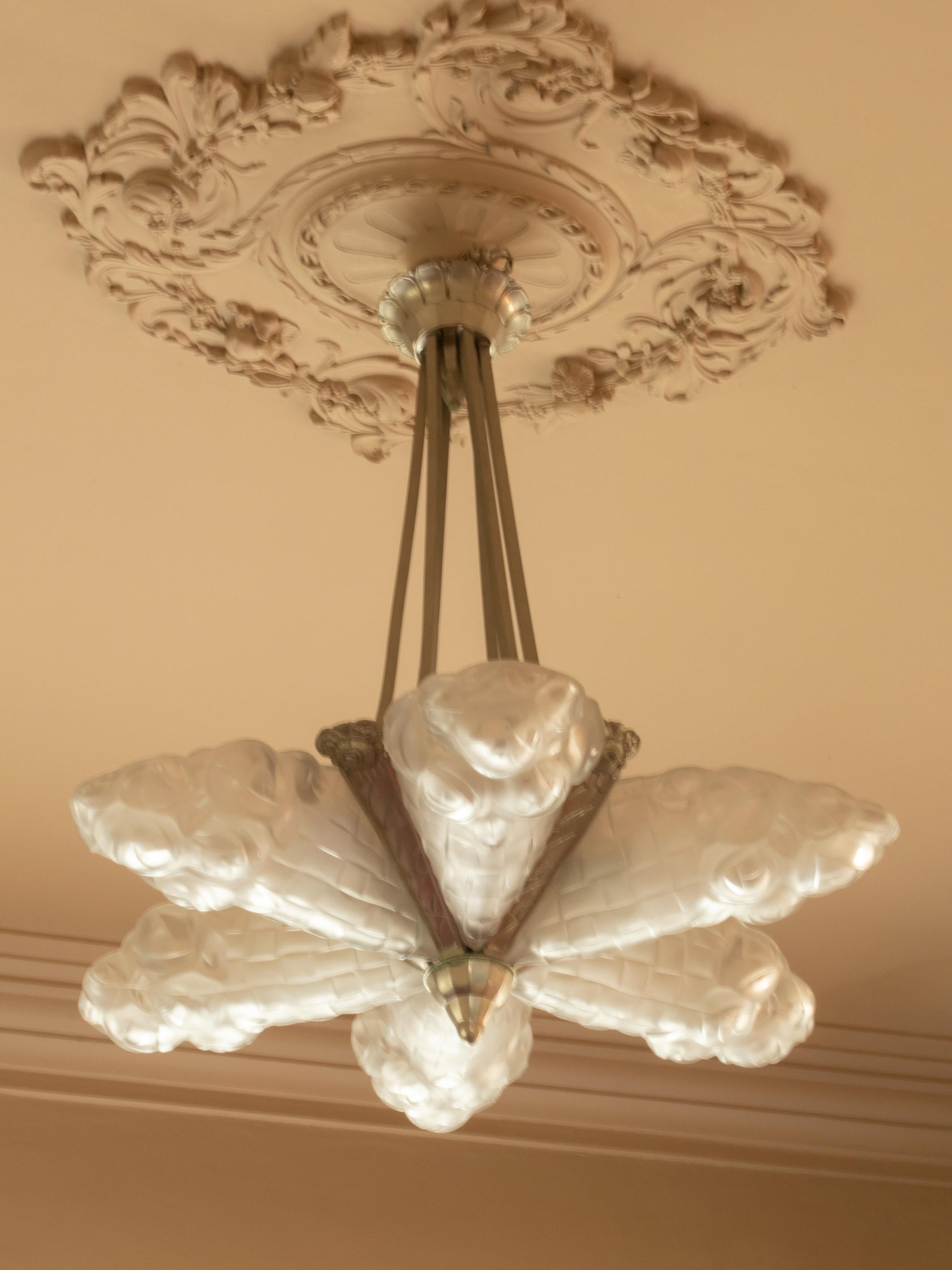 French Art Deco Chandelier by Degué, Frosted Glass, 1920s im Zustand „Gut“ im Angebot in Lisbon, PT