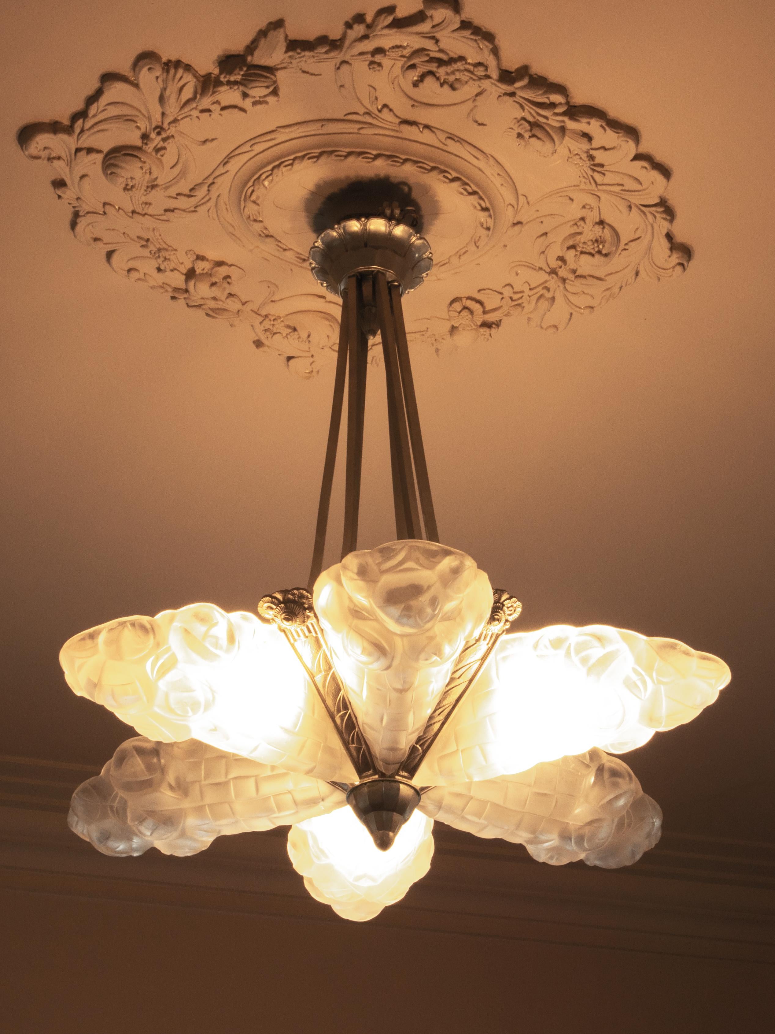 French Art Deco Chandelier by Degué, Frosted Glass, 1920s (20. Jahrhundert) im Angebot
