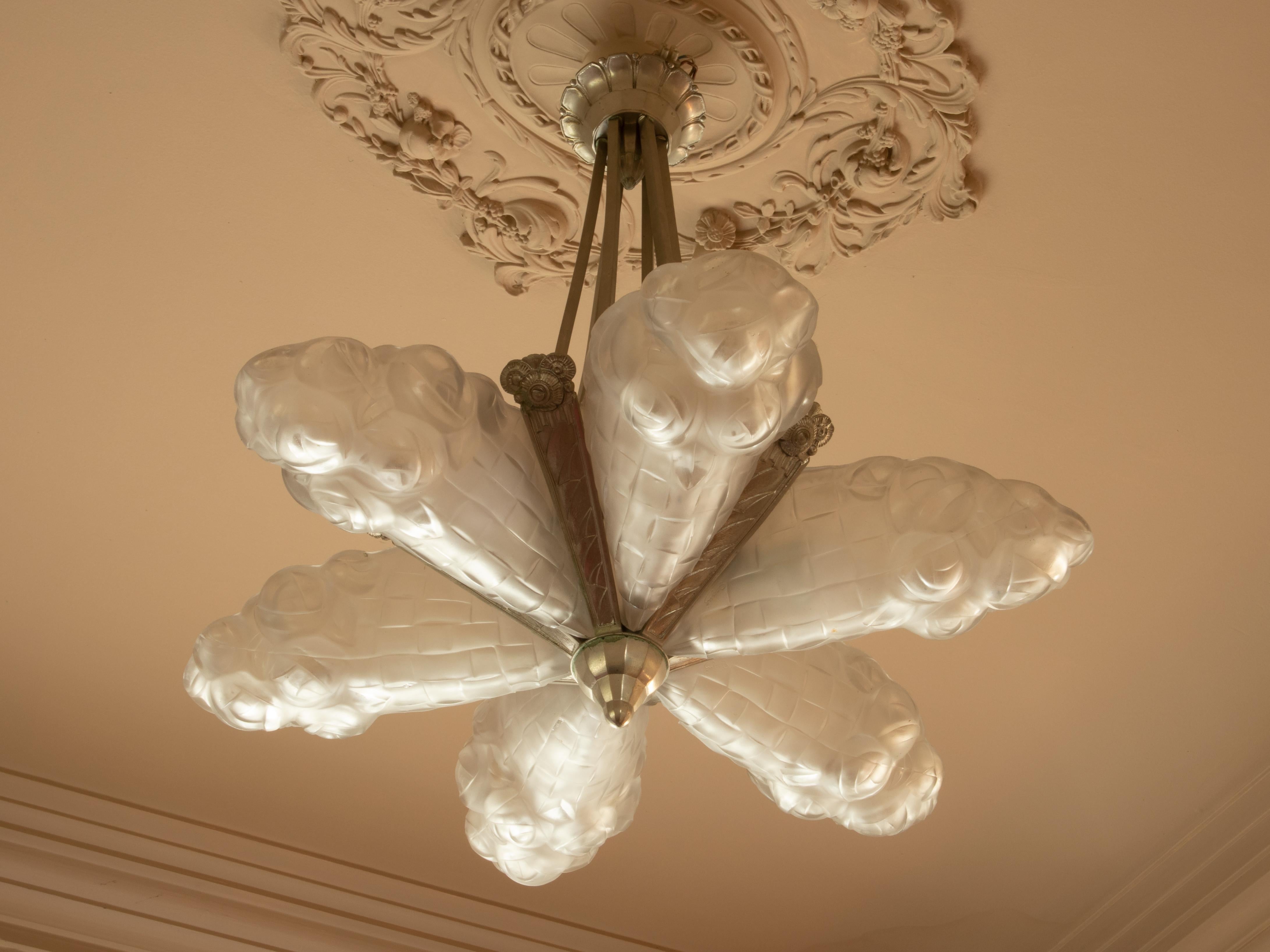 French Art Deco Chandelier by Degué, Frosted Glass, 1920s (Metall) im Angebot
