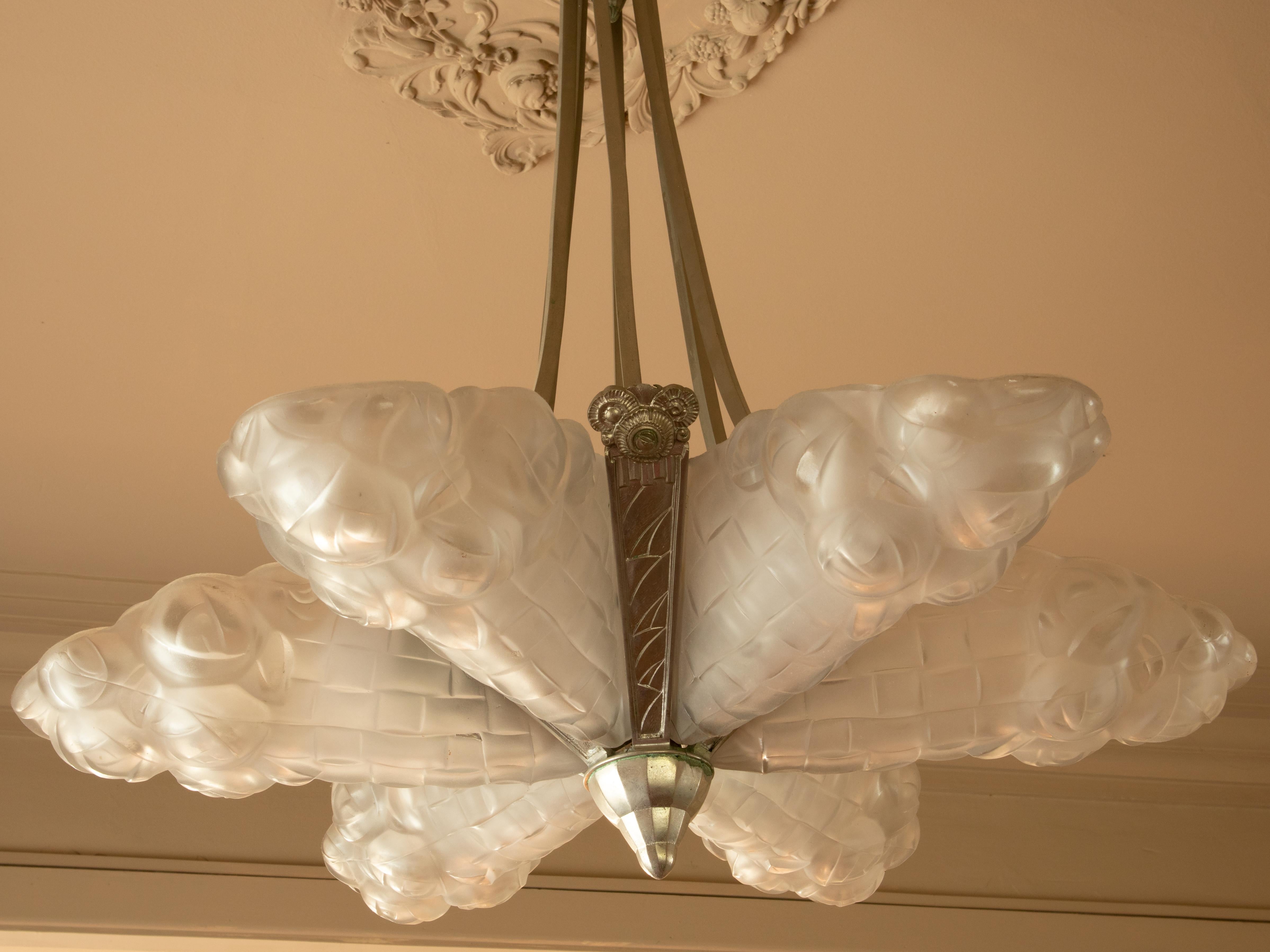 French Art Deco Chandelier by Degué, Frosted Glass, 1920s im Angebot 1