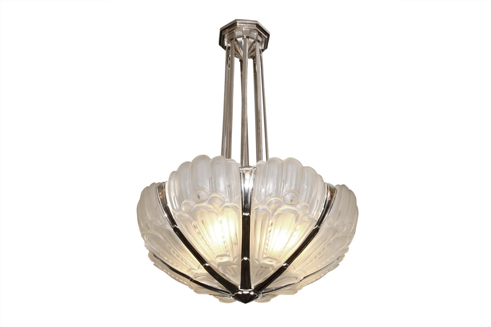 Originale lampadario francese art déco del 1930 della manifattura di vetro Des Hanots, ogni vetro è firmato. 