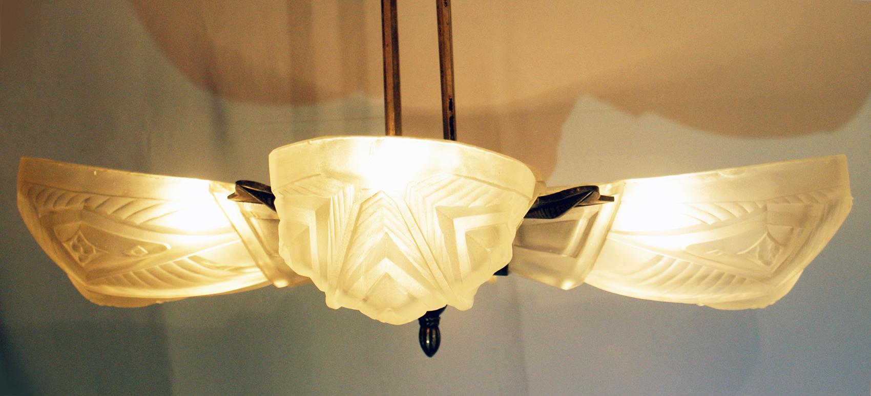 French Art Deco Chandelier by “Francis Hubens” In Good Condition For Sale In Beirut, LB