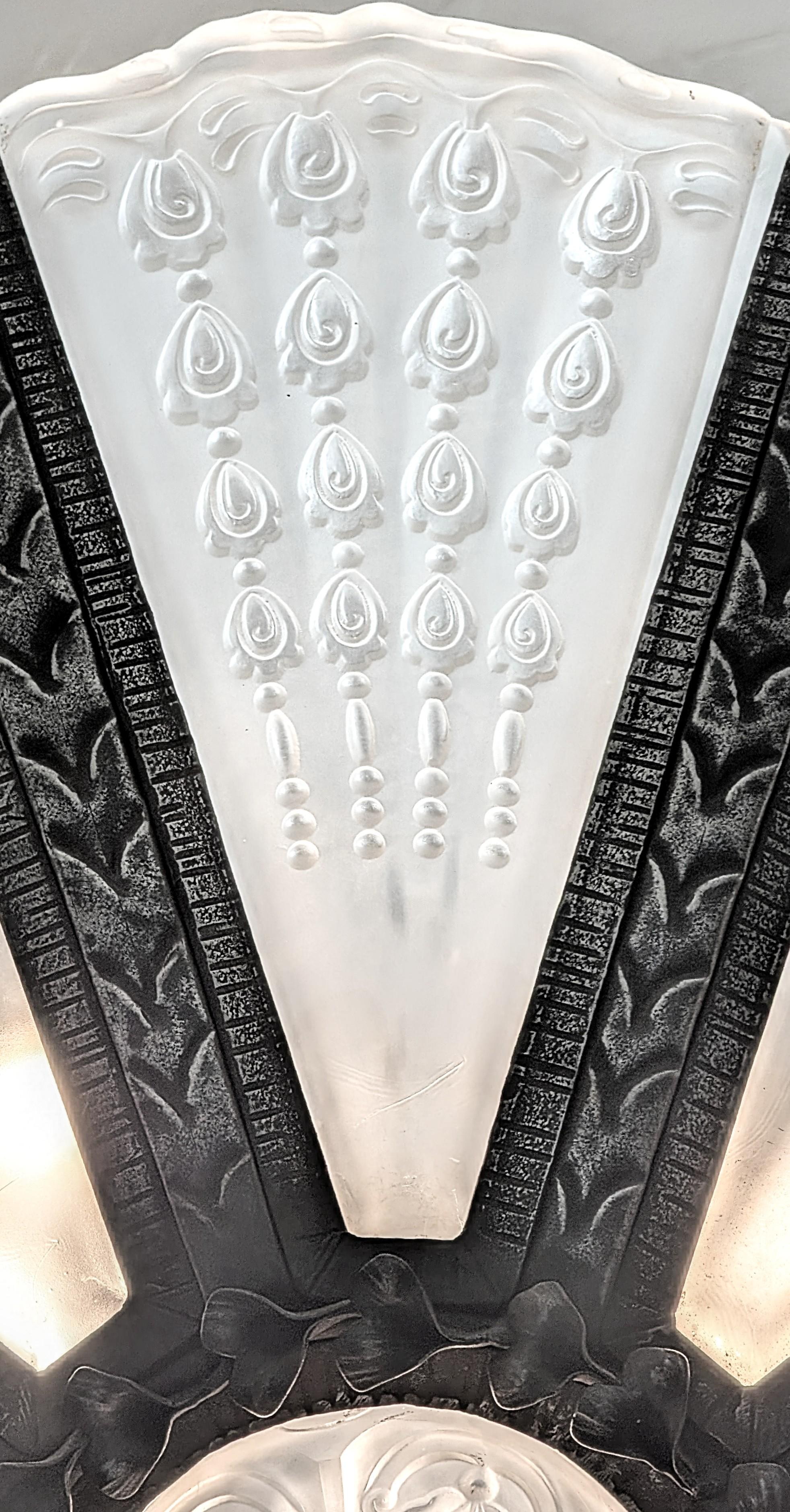 In vendita per un periodo limitato...!  Prezzo originale $25.500 
Uno splendido lampadario francese Art Déco in grande scala (31