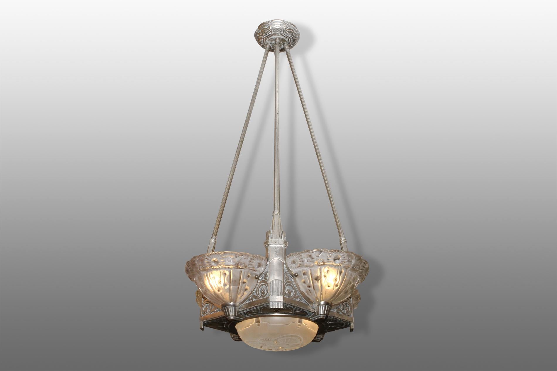 Exceptional Art Deco chandelier in glass by the french designer Genet et Michon. This original piece from 1930 has 5 glasses separated by a bronze structure. Its flower shape and art glass work represents the true style of the Art deco movement. The
