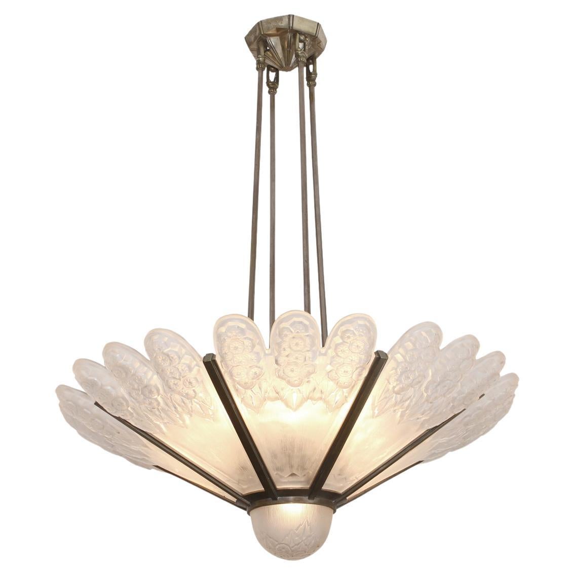 Lampadario Art Decor francese in vetro e bronzo originale del 1930 di Genet & Michon con 9 parti di vetro e decorazioni geometriche che rappresentano fiori firmate su ogni lato del vetro. 