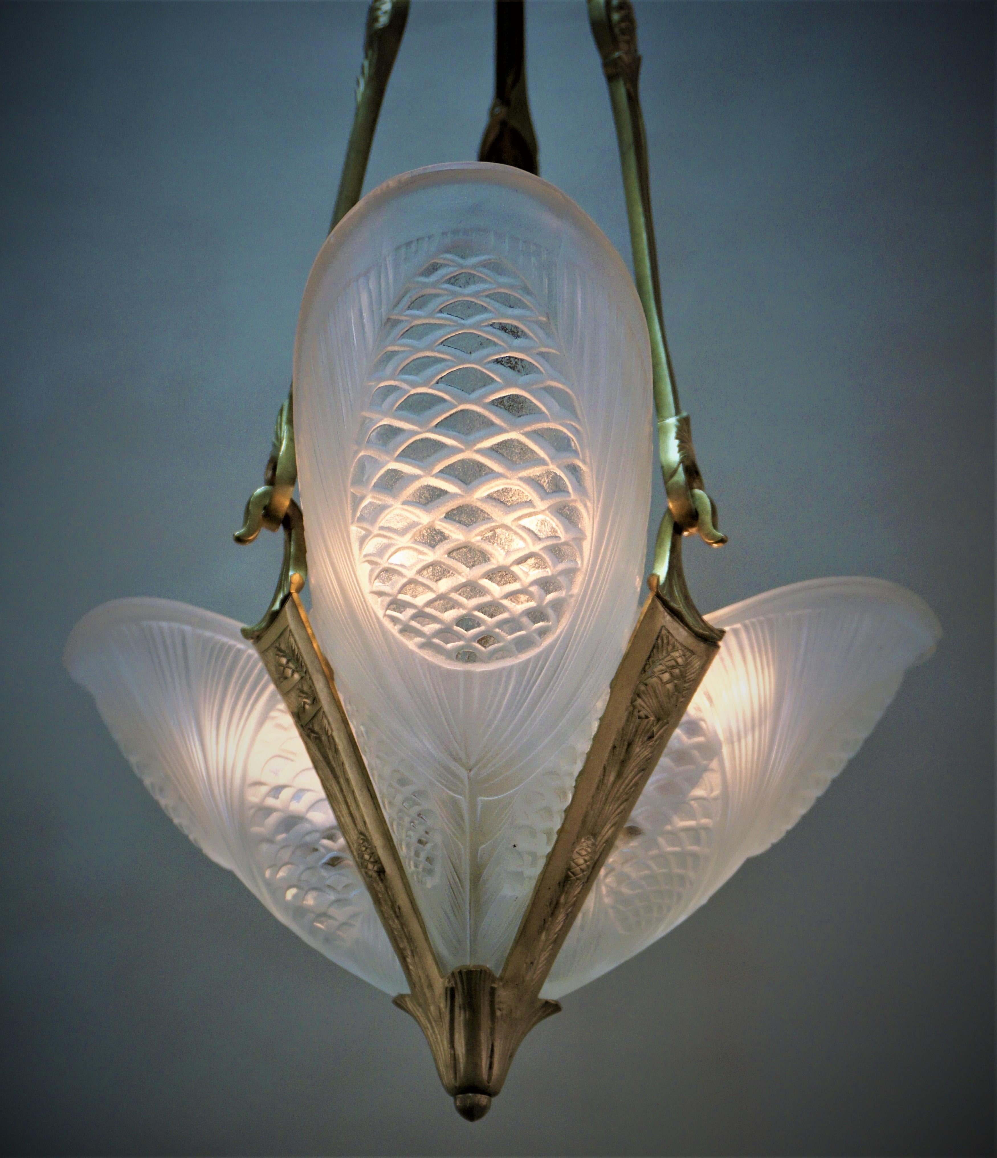 Ein atemberaubender Art-déco-Kronleuchter. Dieser in Frankreich gefertigte Kronleuchter besteht aus drei Glasscheiben mit kunstvollen Details und fantastischen Bronzebeschlägen.
