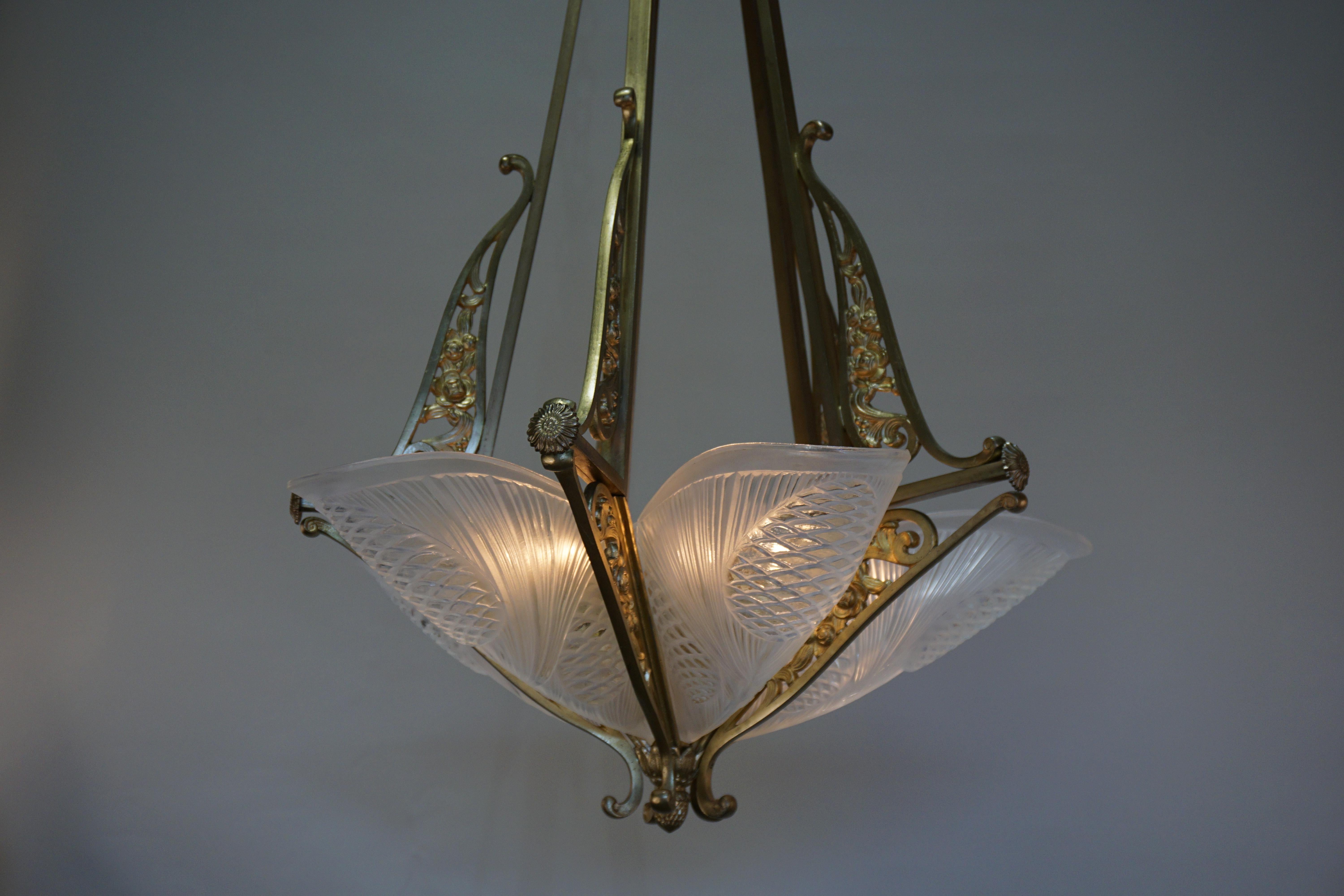 French 1920s five-glass shade with bronze frame French Art Deco chandelier.
Ten lights 60 watt max each.
