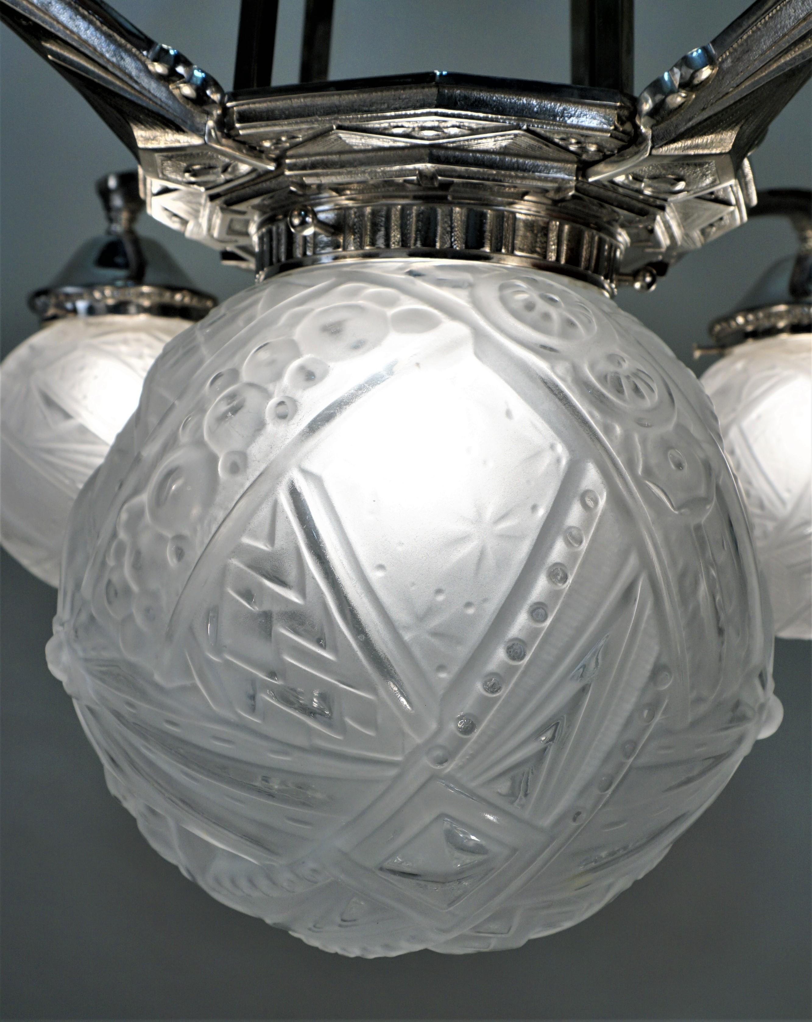 Early 20th Century French Art Deco Chandelier by Muller Freres
