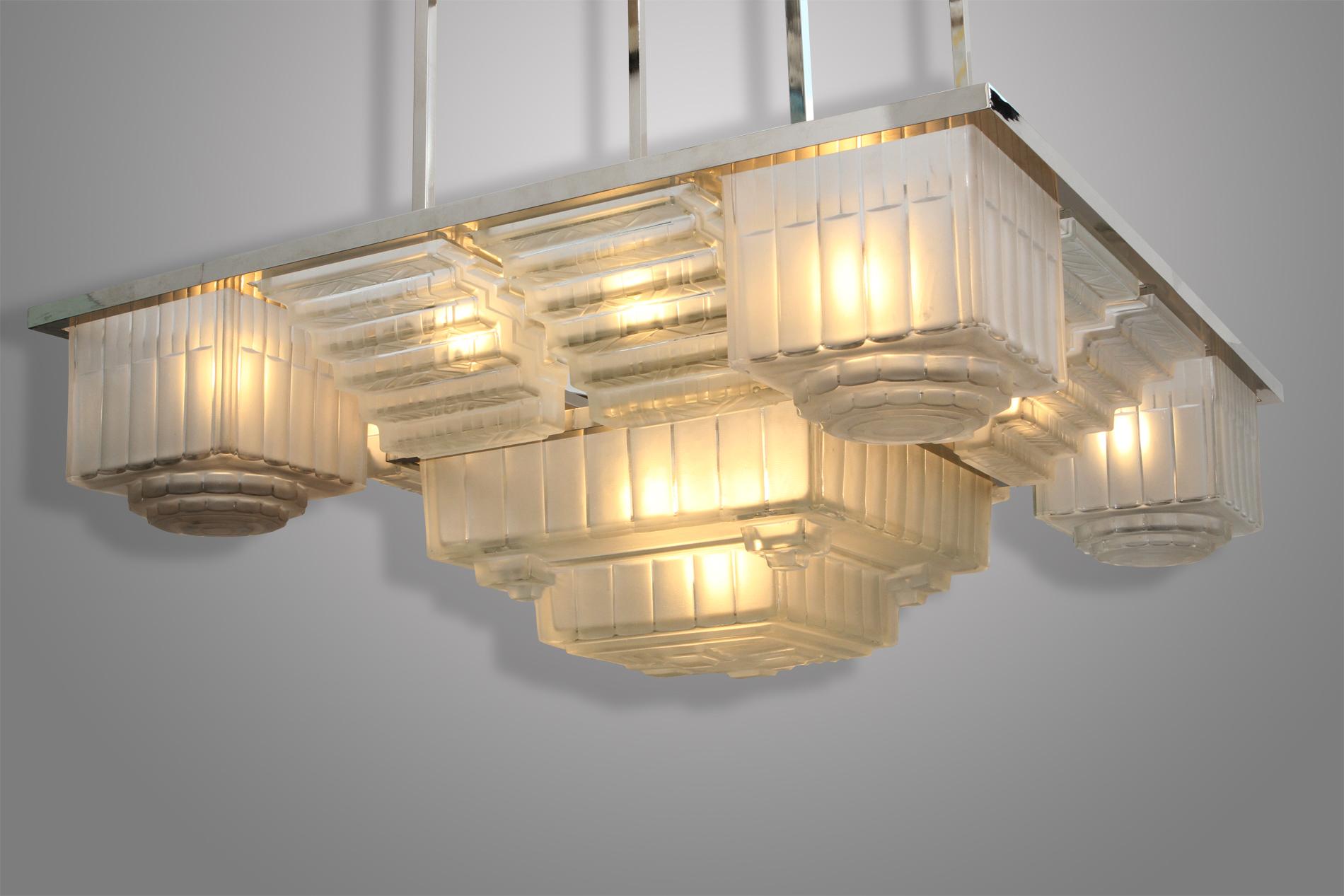 Un raro lampadario art déco del 1930 realizzato dall'illustre laboratorio Sabino in Francia intorno al 1930. 

Il lampadario presenta una lavorazione geometrica del vetro arabescato e le sue forme lineari sono tipiche del periodo Art Déco. I 13