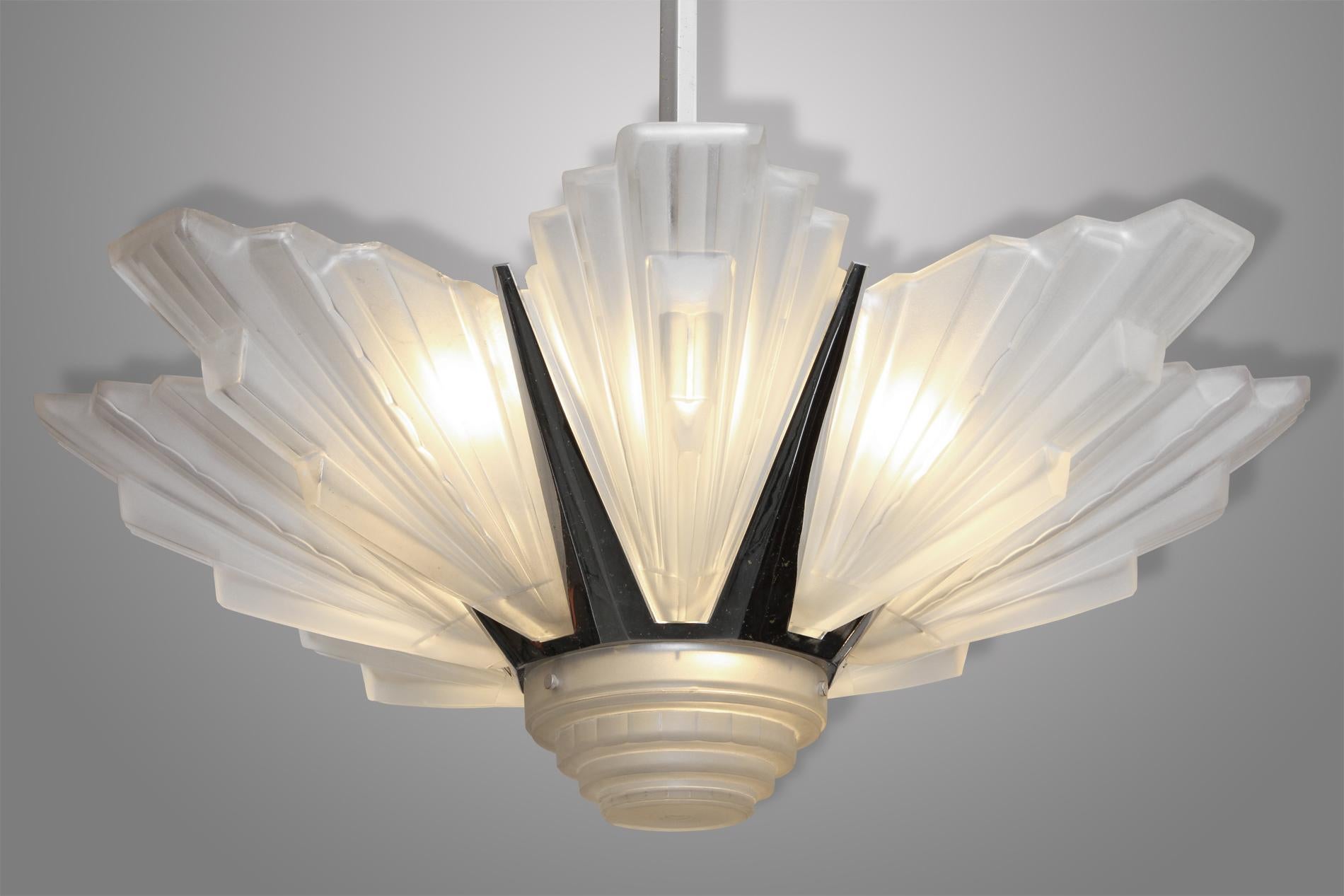 French Art Deco chandelier by Sabino  In Excellent Condition For Sale In SAINT-OUEN-SUR-SEINE, FR