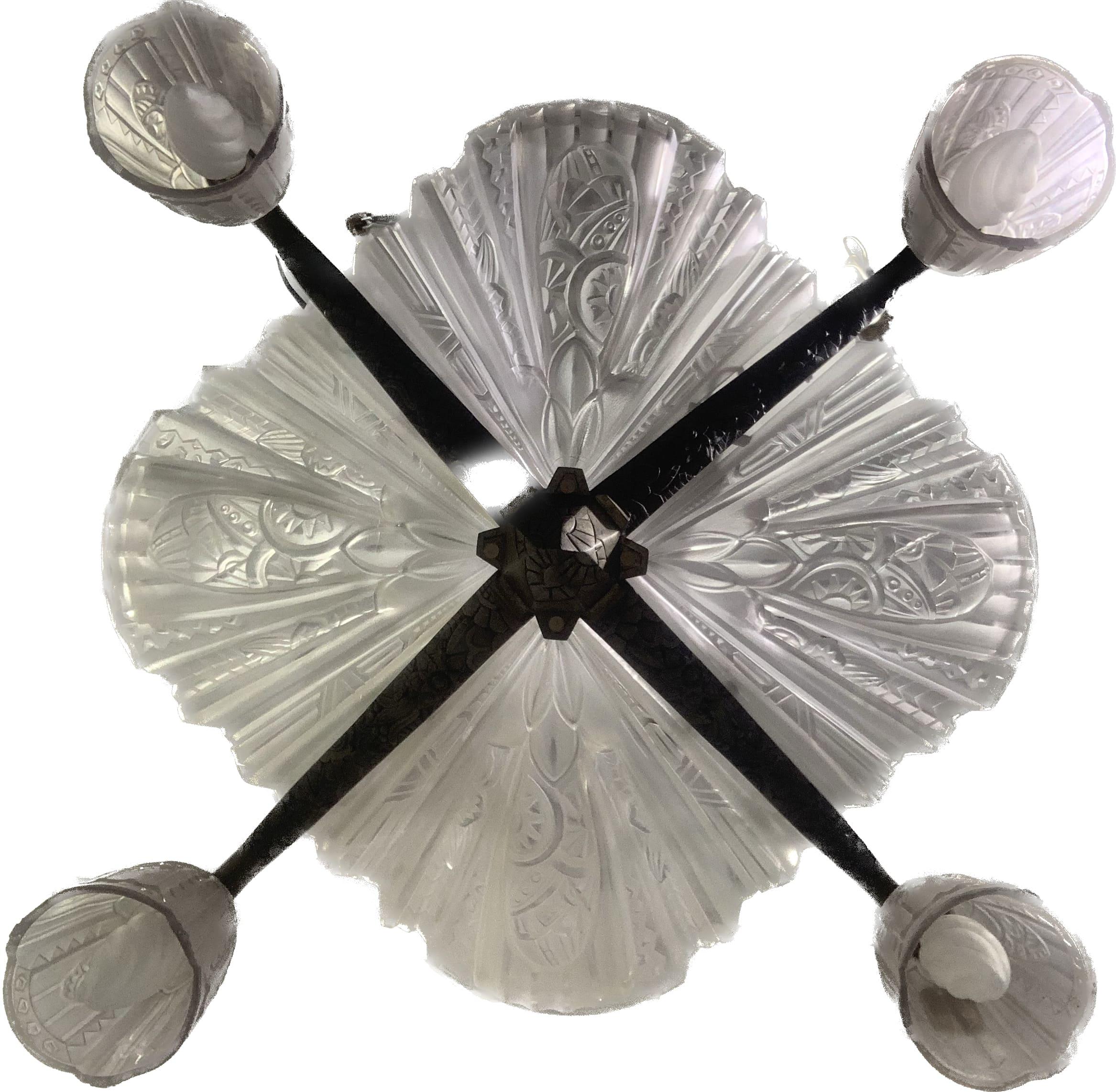 Kronleuchter aus dem frühen 20. Jahrhundert (um 1930) aus Frankreich. Die Struktur aus paginiertem Messing besteht aus vier Leuchtern und vier Tulpen, die typische geometrische Formen des Art déco darstellen, die von der Natur und der Flora