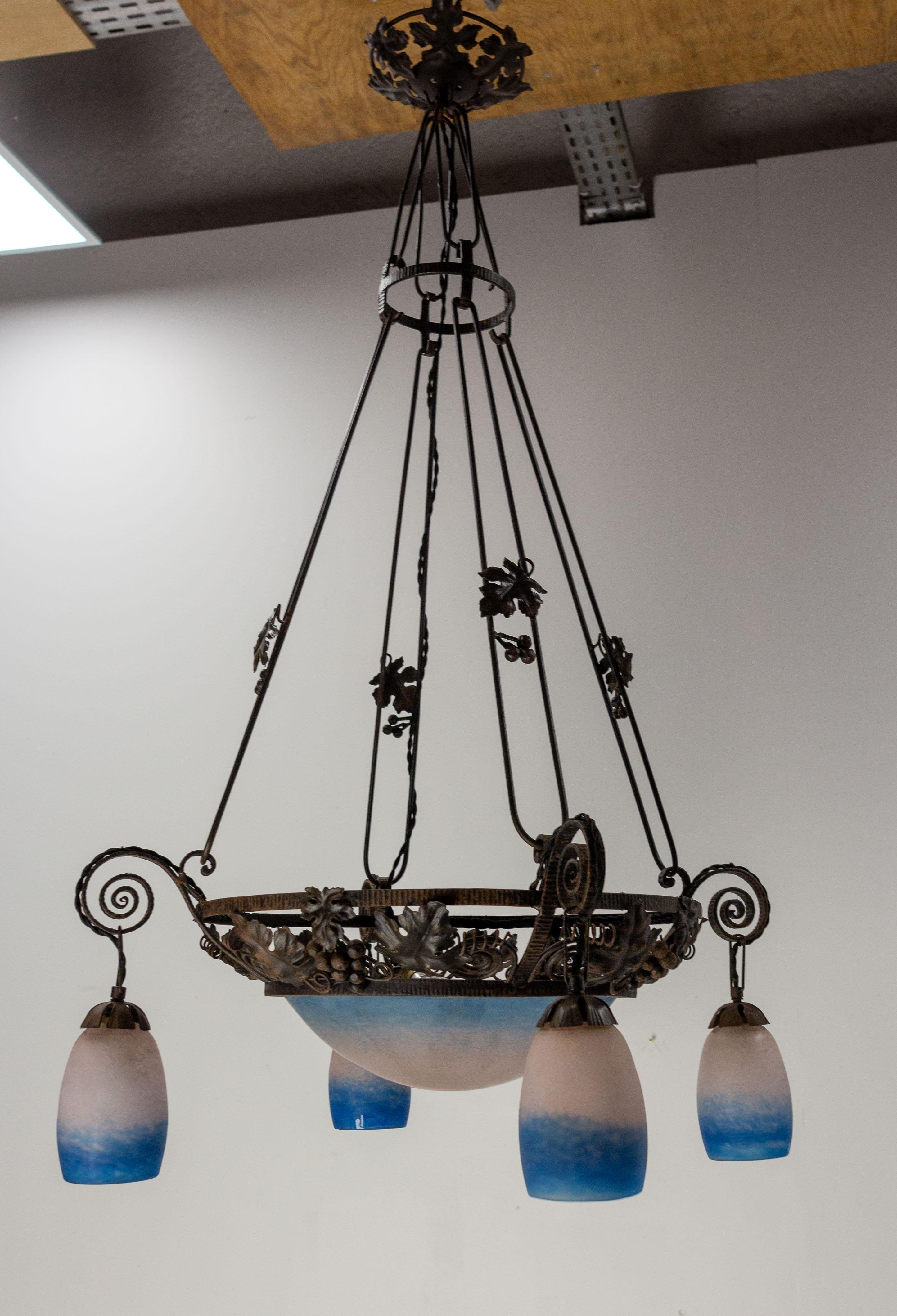 Art Déco Lampadario francese Art Deco in vetro colorato e ferro battuto, 1930 ca. in vendita