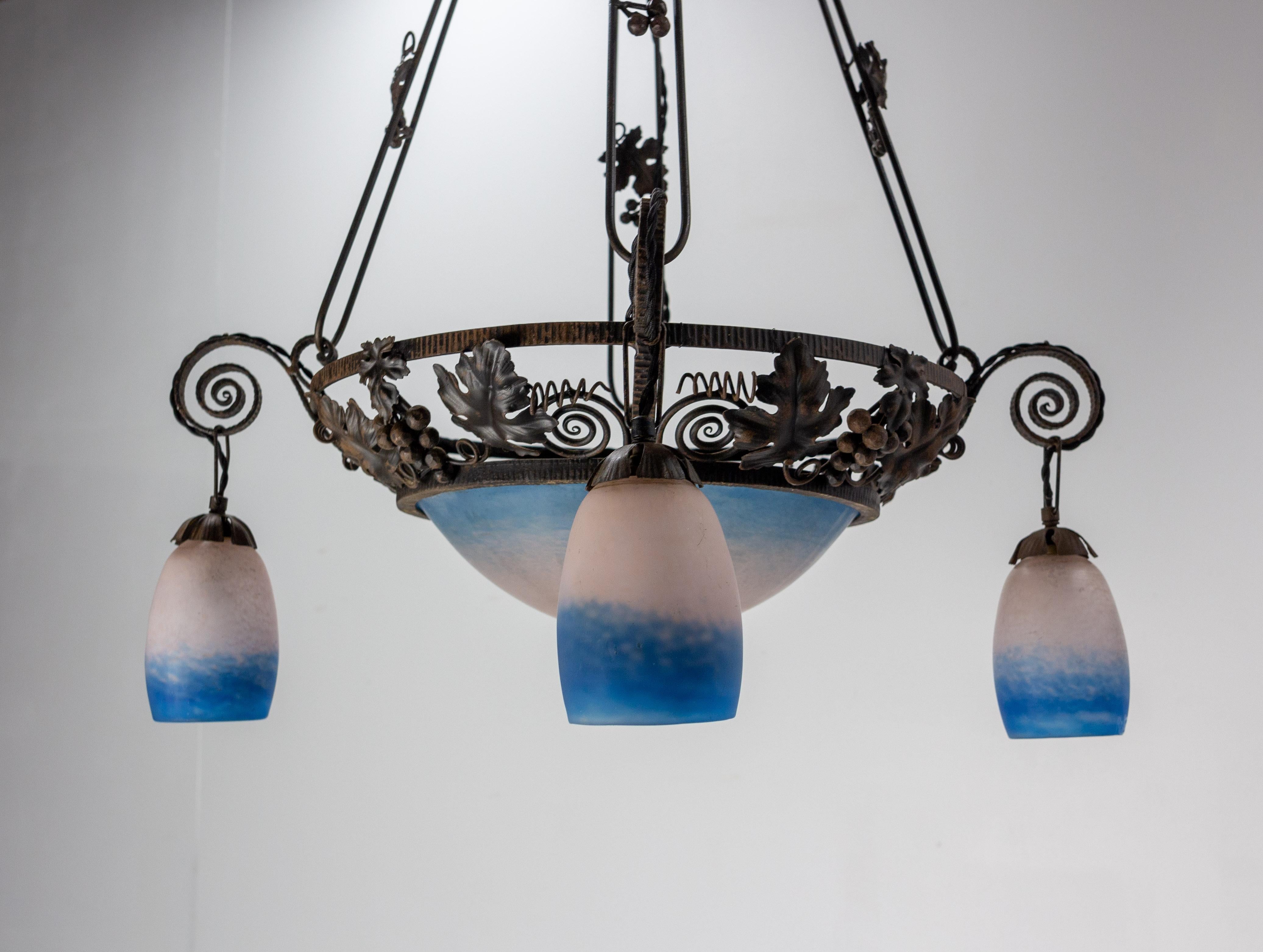 Lampadario francese Art Deco in vetro colorato e ferro battuto, 1930 ca. in vendita 1