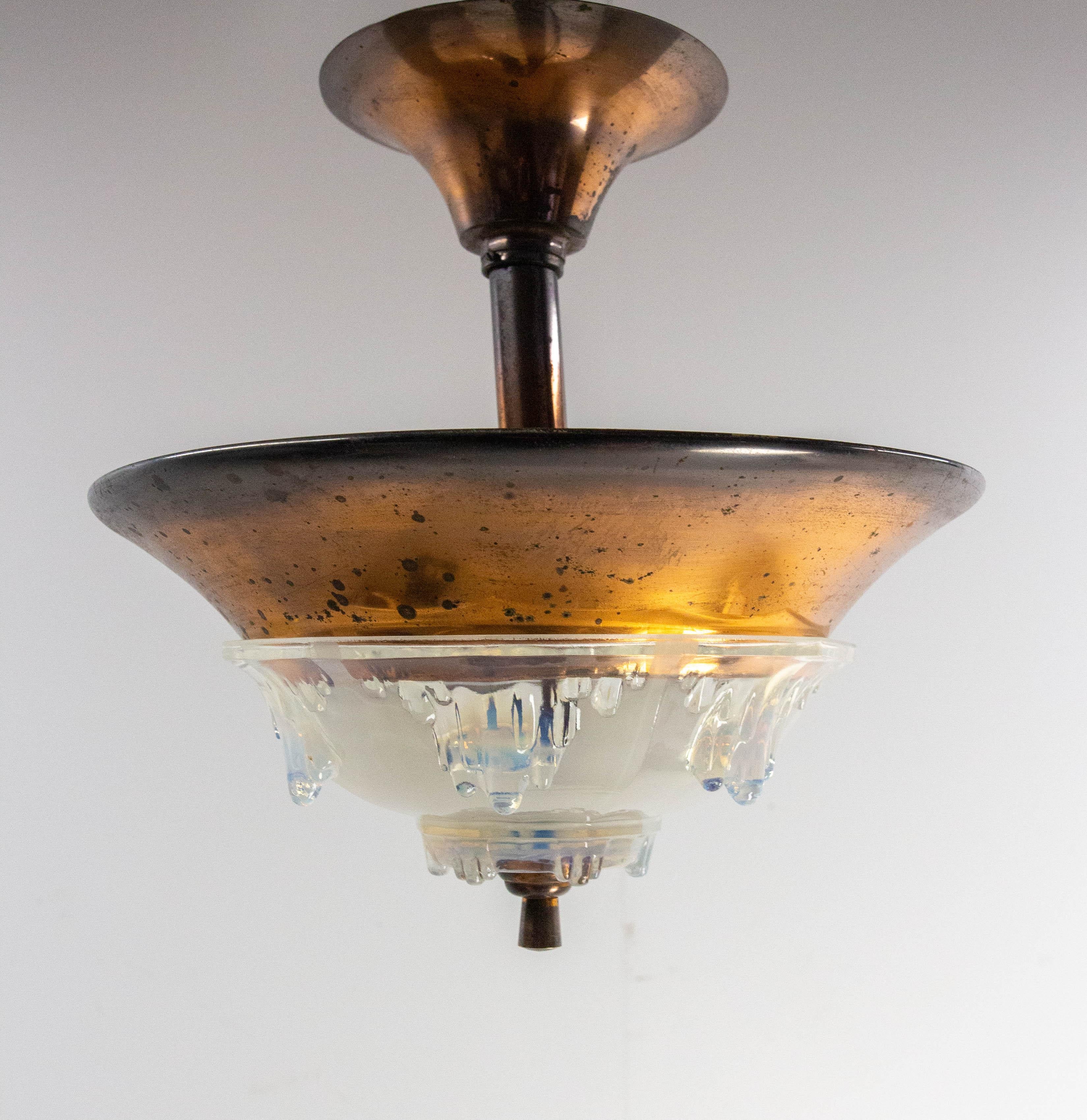 Geformtes Glas und Kupfer Kronleuchter oder Lüster, Französisch
Luminaire, hergestellt um 1940 in der Manufaktur von Jean Gauthier. Sie befand sich in Ezanville, in der Nähe von Paris, weshalb Jean Gauthier seine Werke nach 1930 mit Ezan
