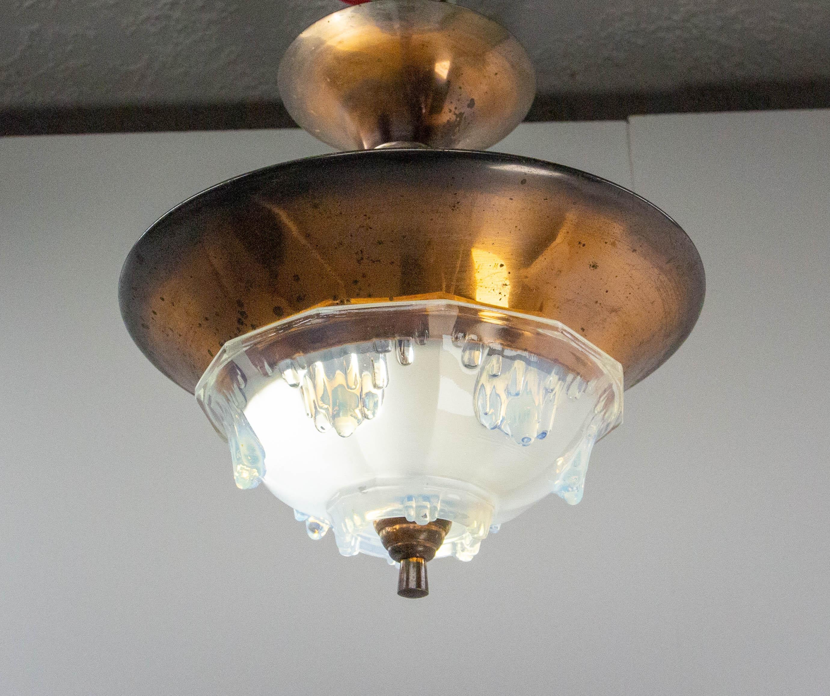 Französischer Art-déco-Kronleuchter Ezan aus geformtem Glas und Kupfer, um 1930 (Art déco) im Angebot
