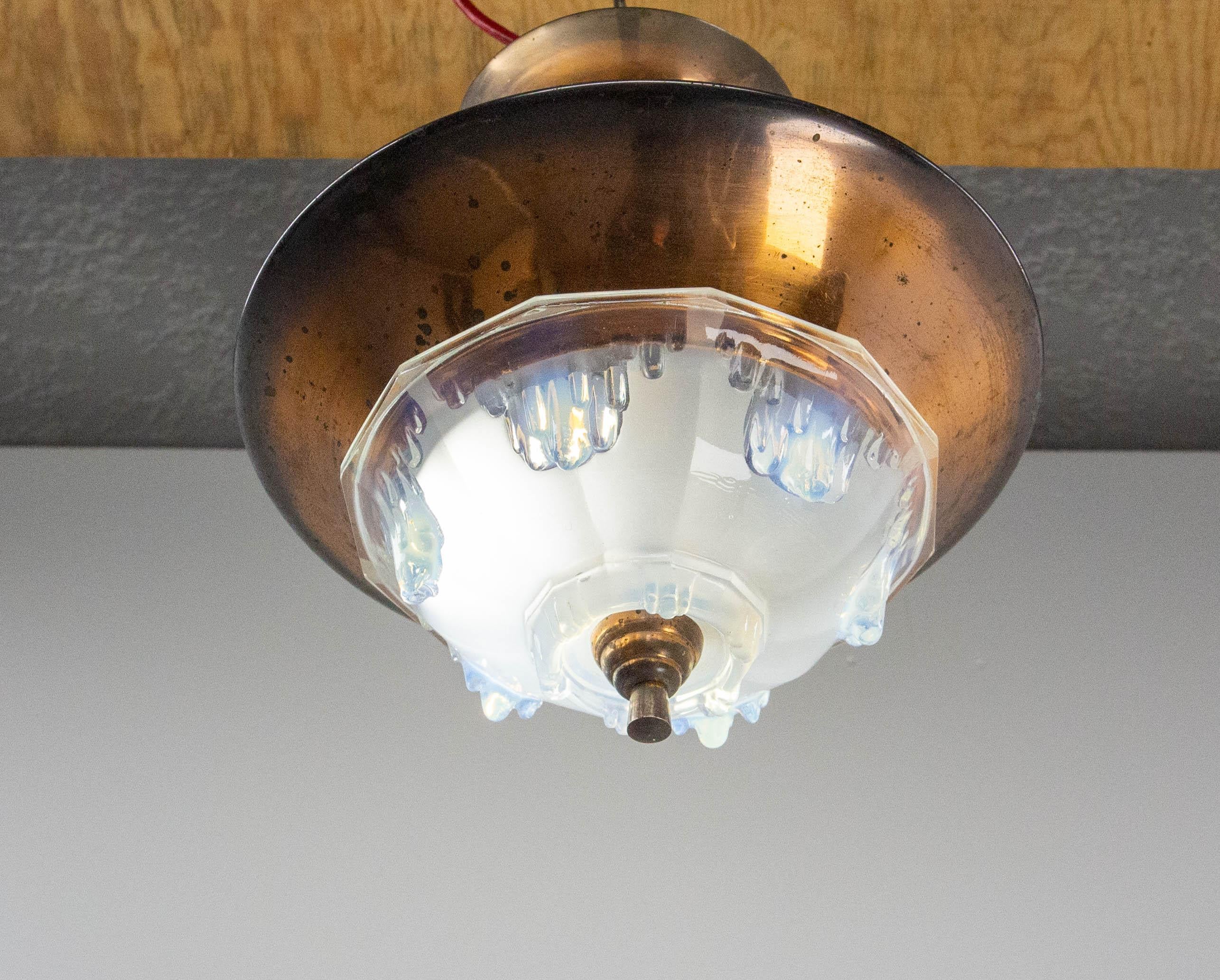 Französischer Art-déco-Kronleuchter Ezan aus geformtem Glas und Kupfer, um 1930 im Zustand „Relativ gut“ im Angebot in Labrit, Landes