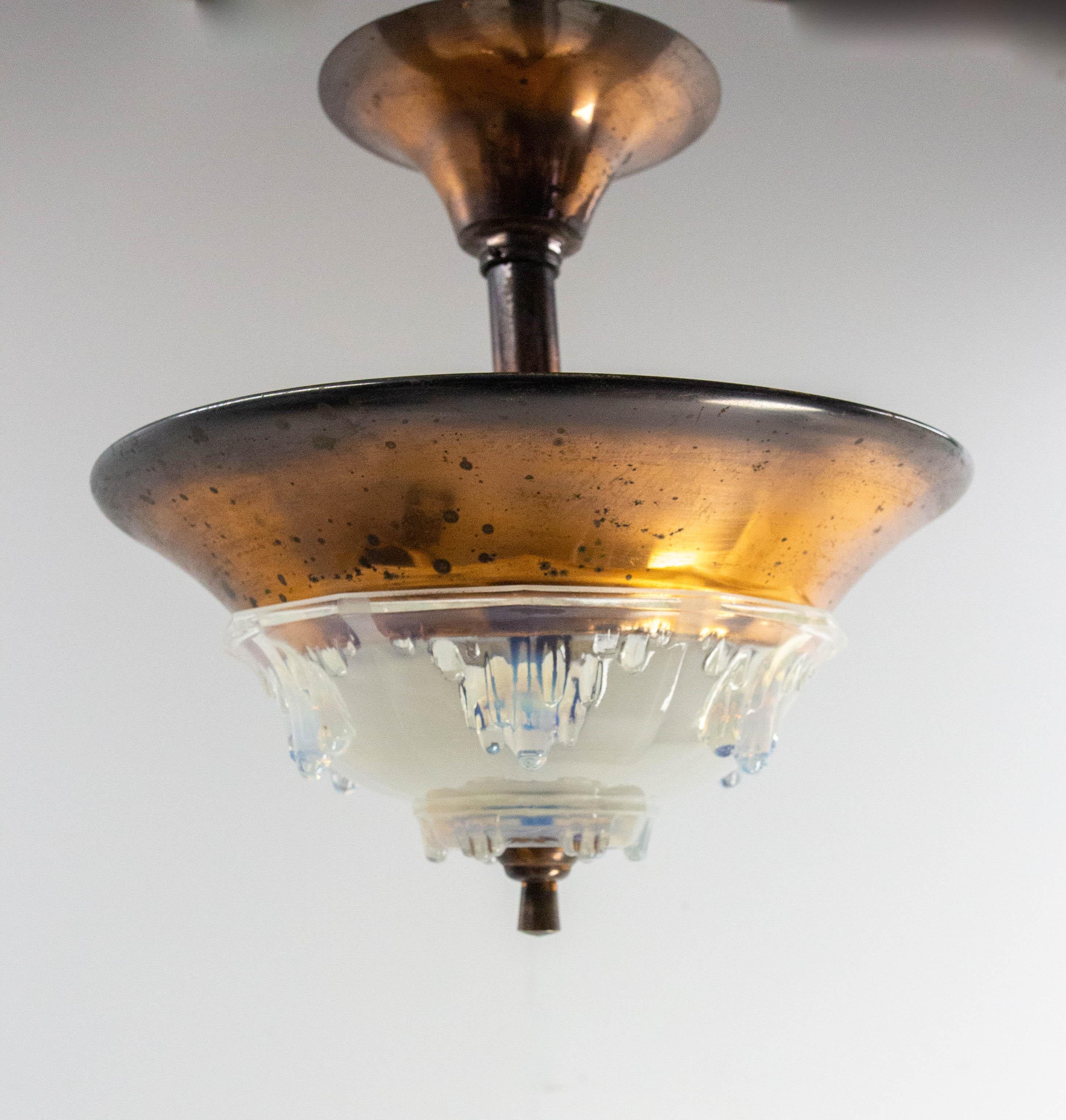 Französischer Art-déco-Kronleuchter Ezan aus geformtem Glas und Kupfer, um 1930 (Frühes 20. Jahrhundert) im Angebot