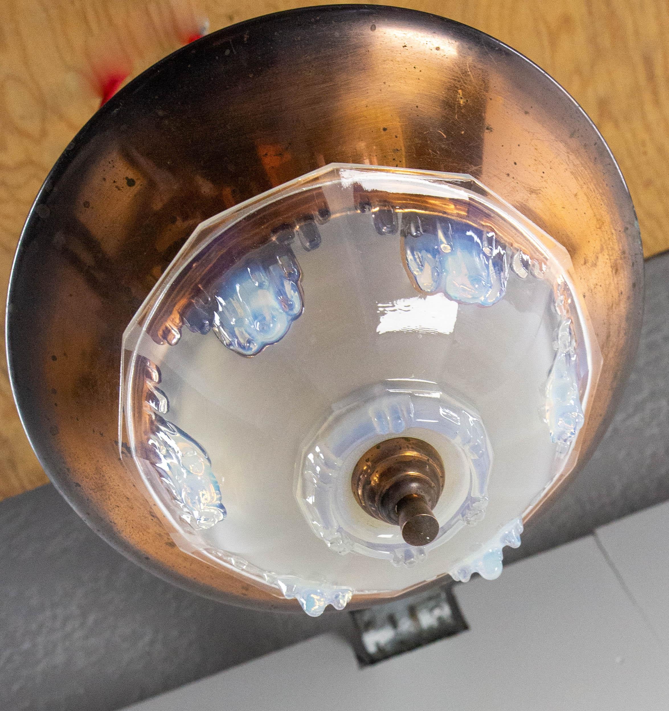 Französischer Art-déco-Kronleuchter Ezan aus geformtem Glas und Kupfer, um 1930 (Glaskunst) im Angebot