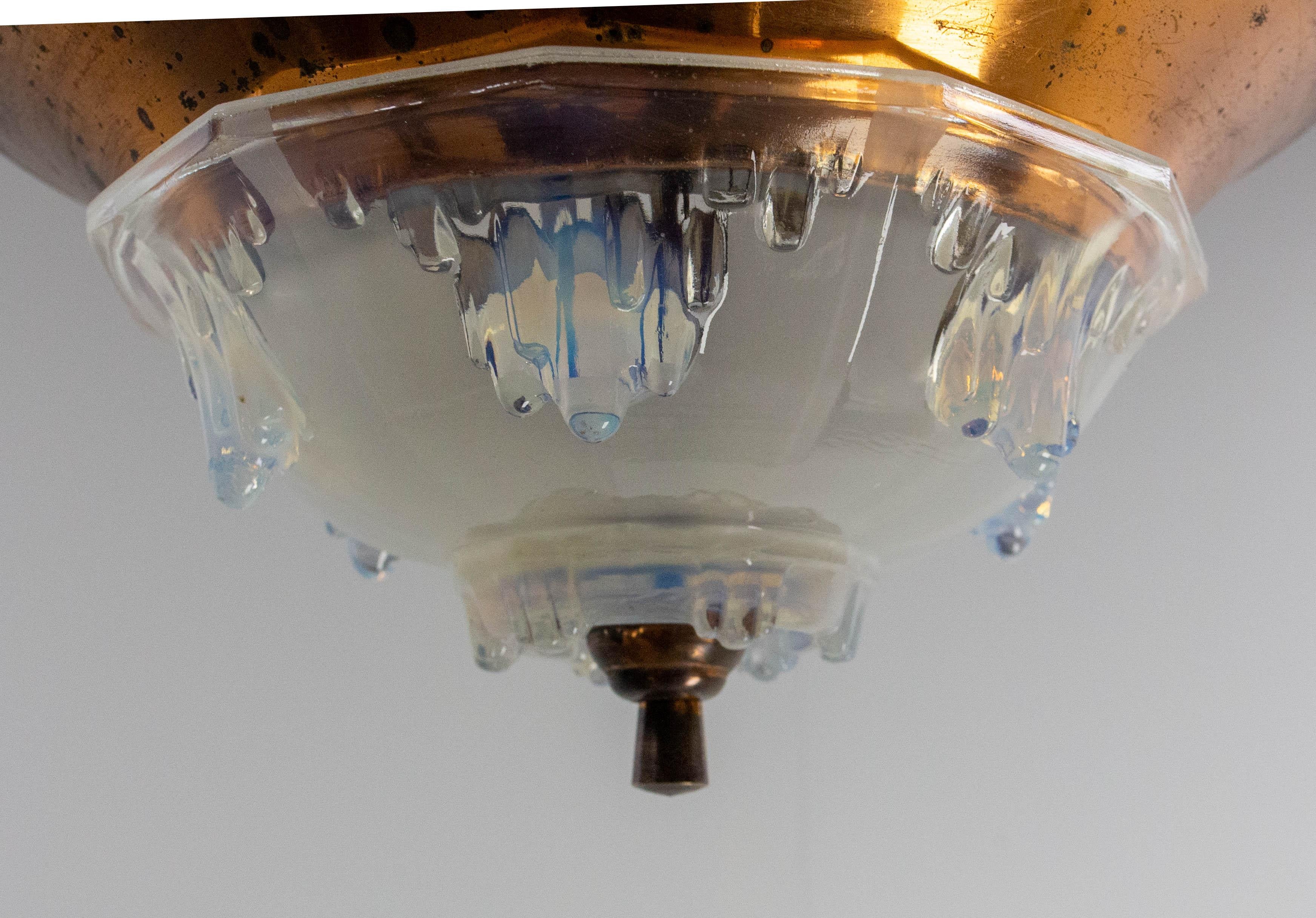 Französischer Art-déco-Kronleuchter Ezan aus geformtem Glas und Kupfer, um 1930 im Angebot 1