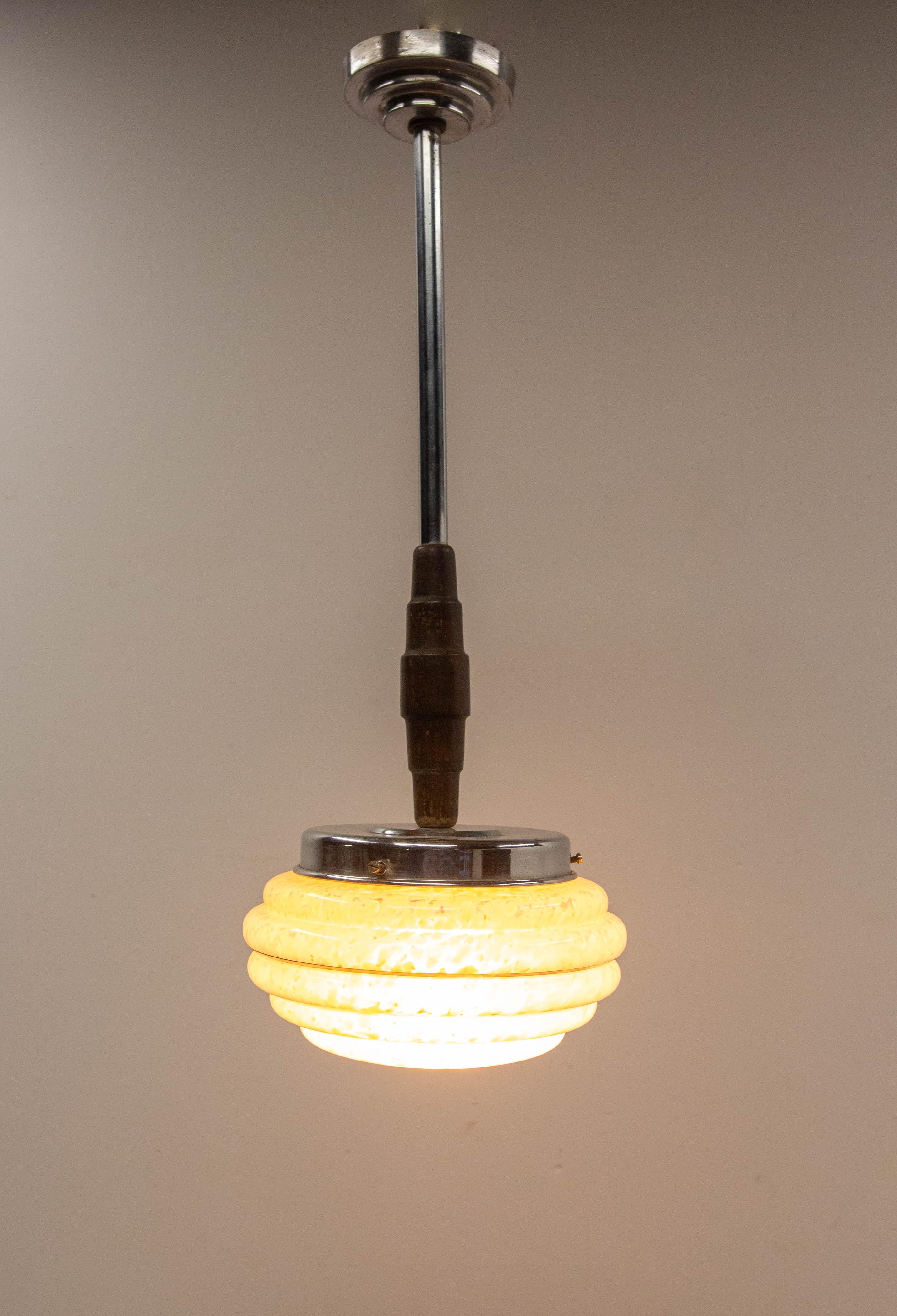 Lustre ou lustre en verre, aluminium et bois de Clichy, français
Le verre de Clichy est reconnaissable à sa technique de verre moucheté de blanc. Cet effet est obtenu lors du processus de fabrication du verre chaud.
Bon état.
Il est conforme aux