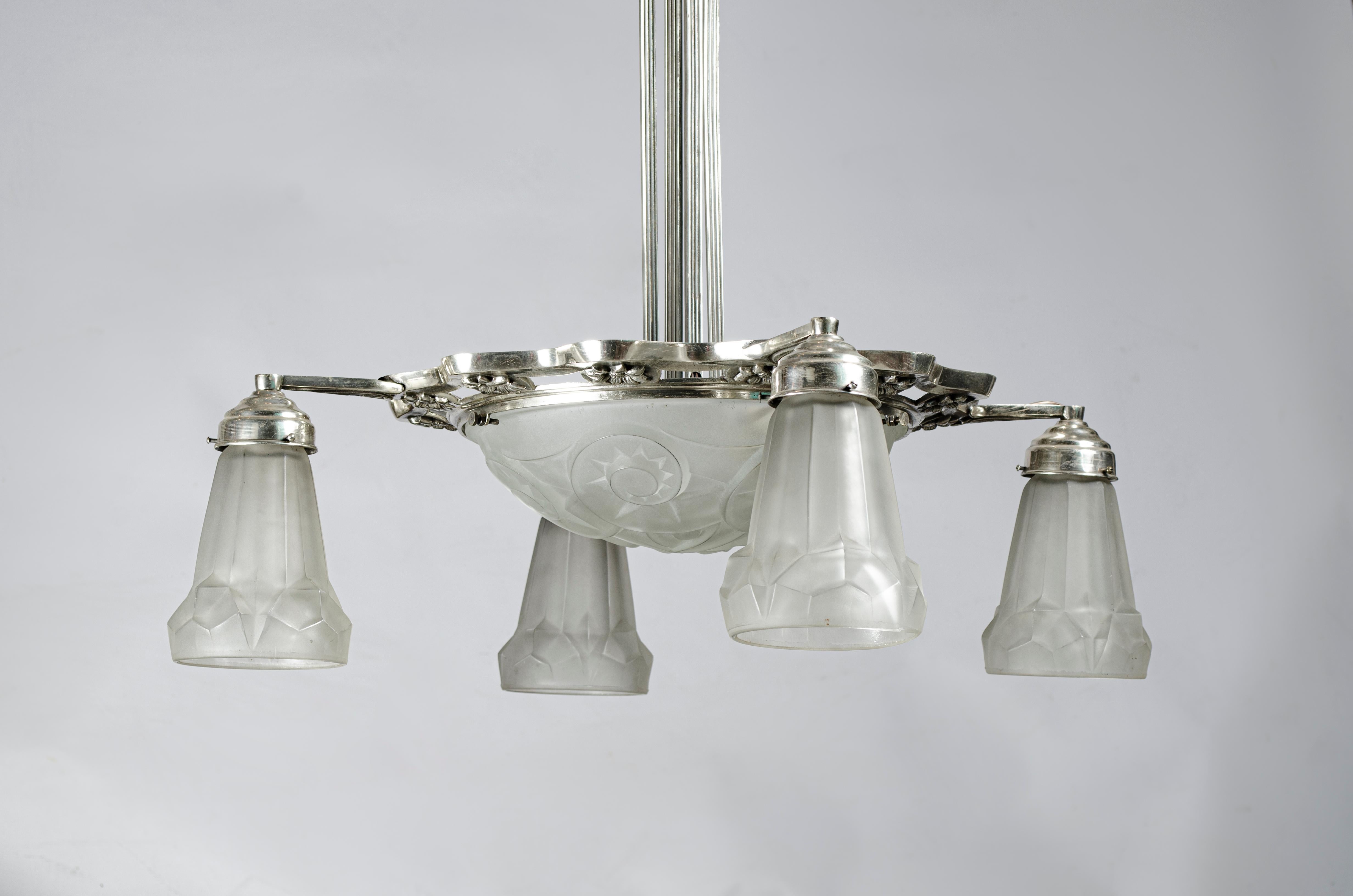 French Art Deco chandelier
Material: Electroplated bronze and pressed glass
Circa 1930 Origin France
Natural wear
Perfect condition
Electrified 220 W
4 external lights and two central lights
6 lights in total.