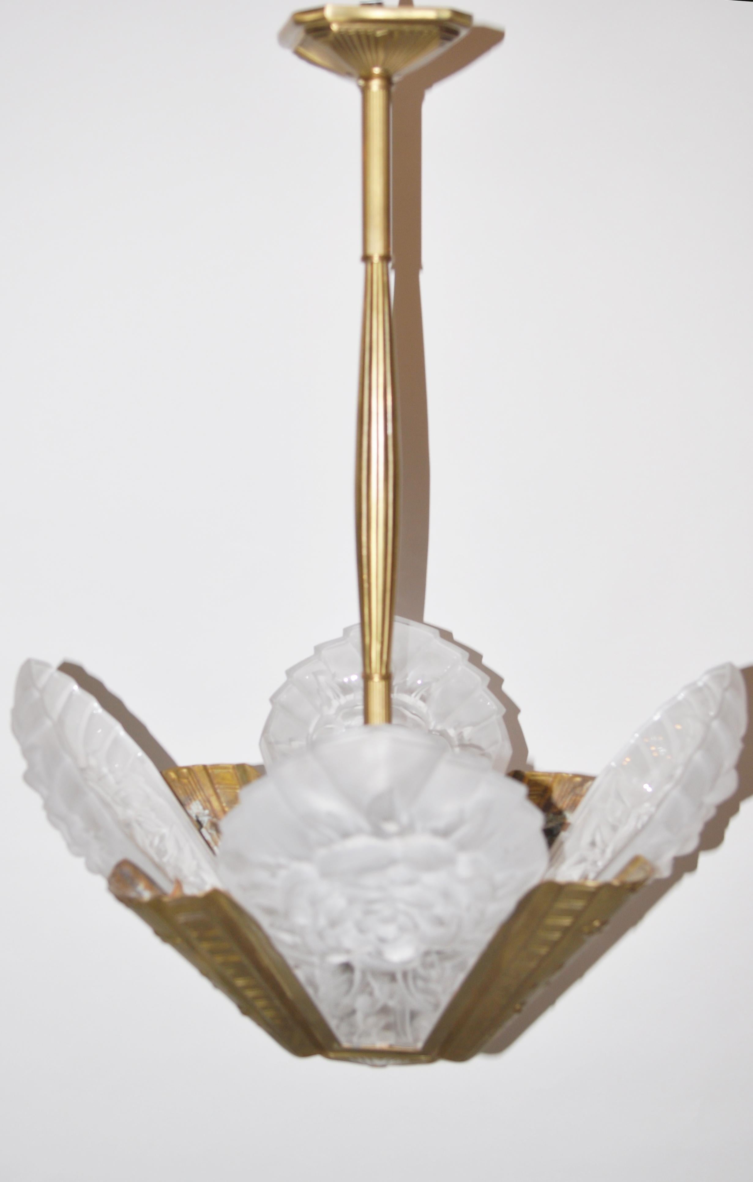French Art Deco chandelier, made of gilded brass with clear and frosted glass. The central pole can be easy shortened 8