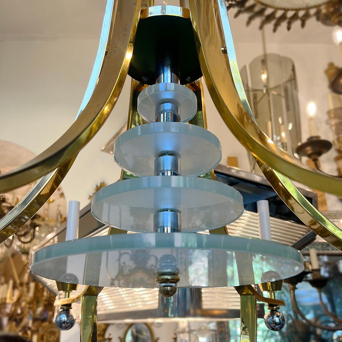 Lampadario francese della fine degli anni '40 con elementi in vetro sul corpo. 6 bracci e 1 luce centrale.

Misure:
Altezza del corpo: 45,5
Diametro: 36,25