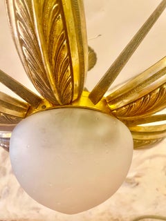 Französischer Art-Déco-Kronleuchter aus vergoldeter Bronze mit originalem „Starburst“- und „Sunburst“-Glas, 1935