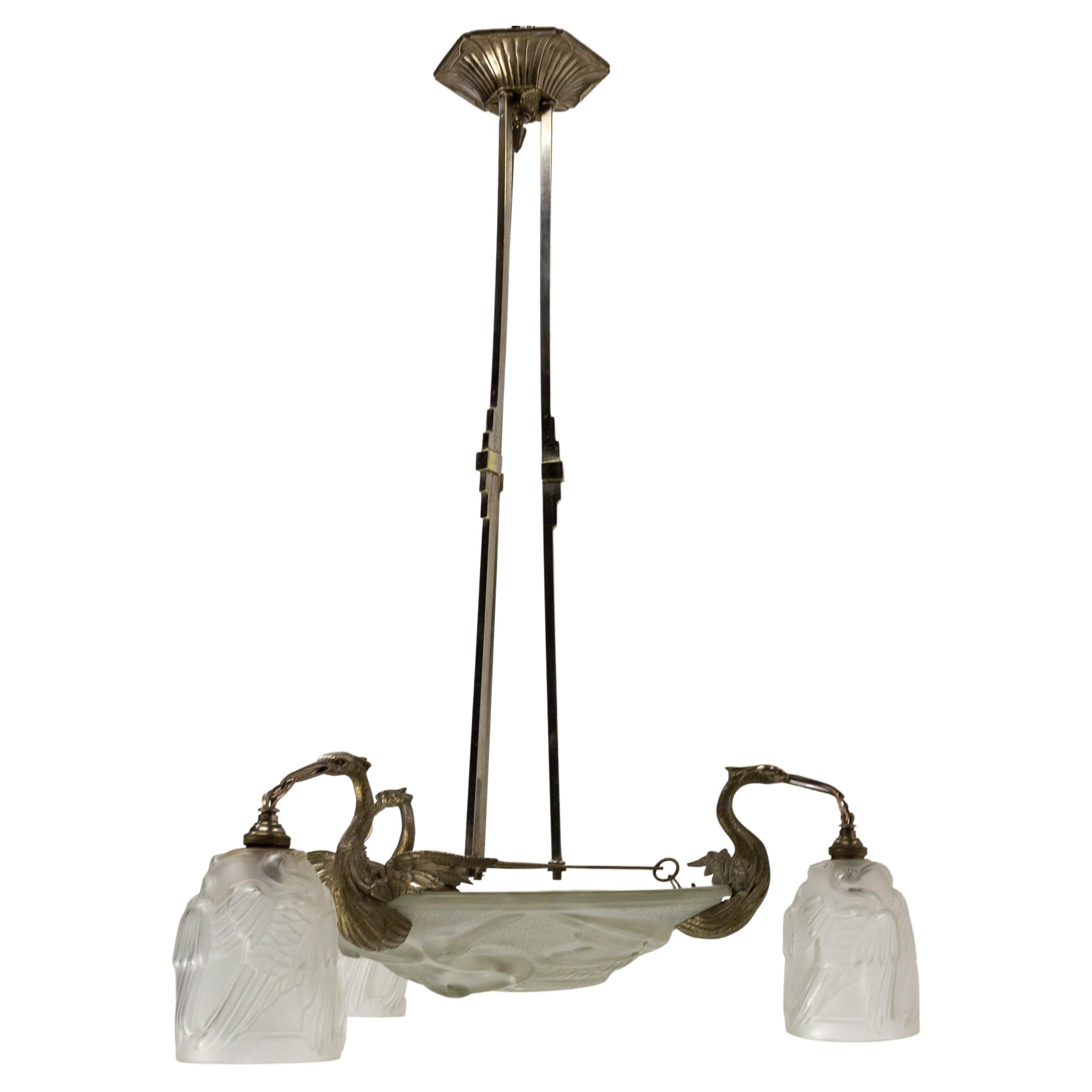 Art Déco-Kronleuchter oder Lüster, französisch
Luminaire aus der Zeit des Art déco um 1930. Sie besteht aus drei gefrorenen Tulpen aus Glas. Das Set ist auf einer verchromten Struktur mit dekorativen Details montiert, die für die damalige Zeit