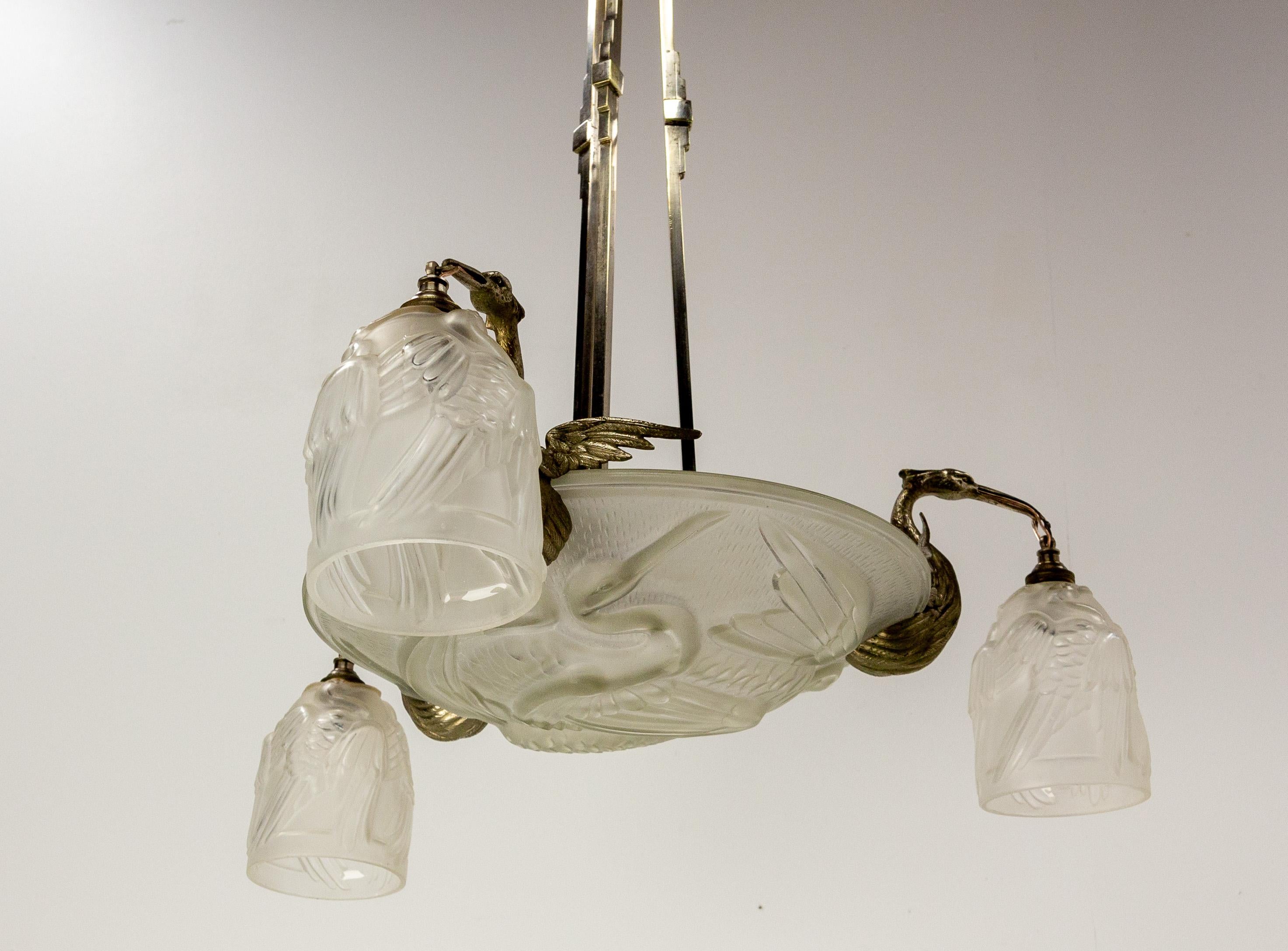 Französischer Art-Déco-Kronleuchter aus Glas und Chrom mit Herons-Deckenleuchte, um 1930 im Zustand „Gut“ im Angebot in Labrit, Landes