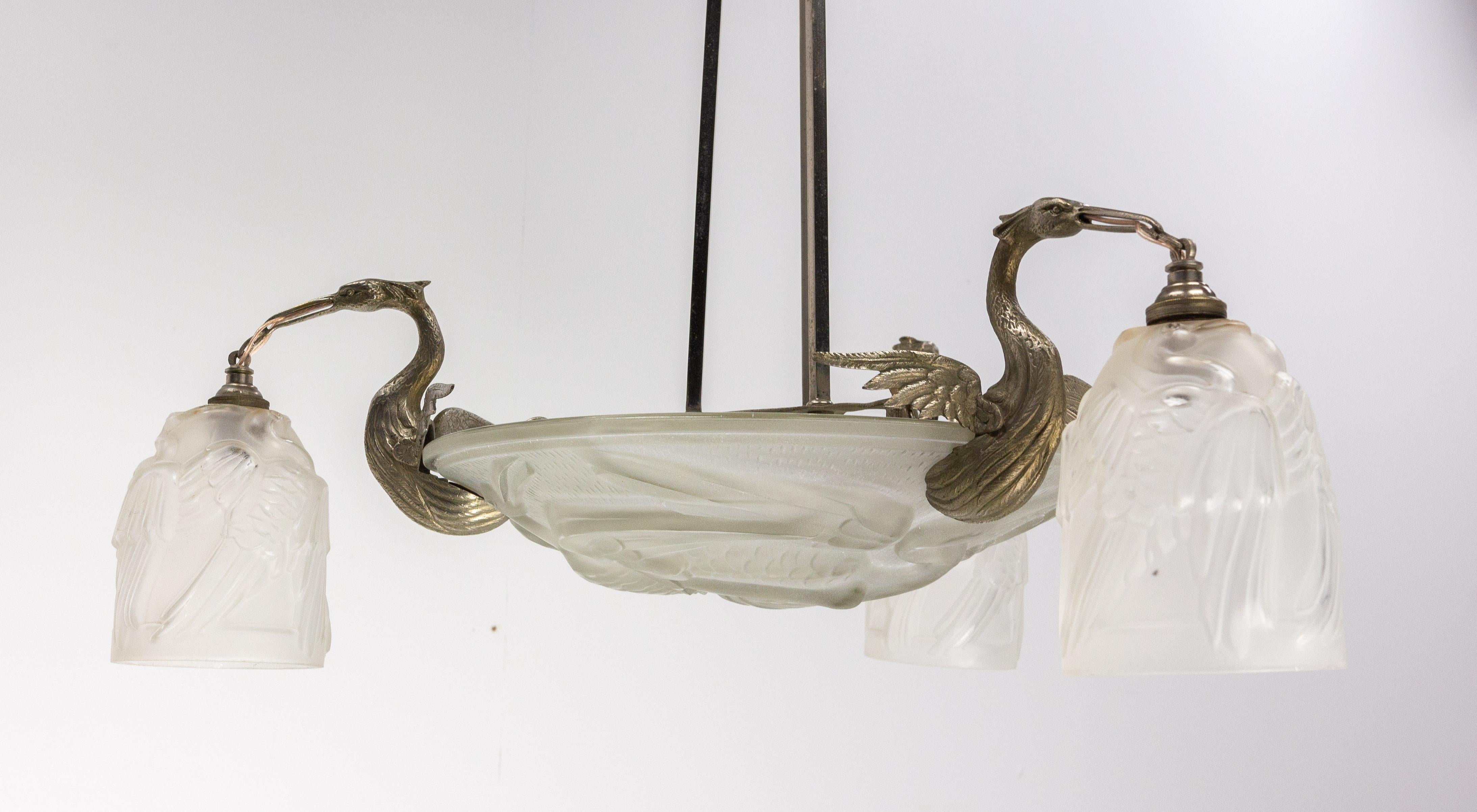 Verre Lustre Art Déco français en verre et chrome avec suspension de plafond Herons, vers 1930 en vente